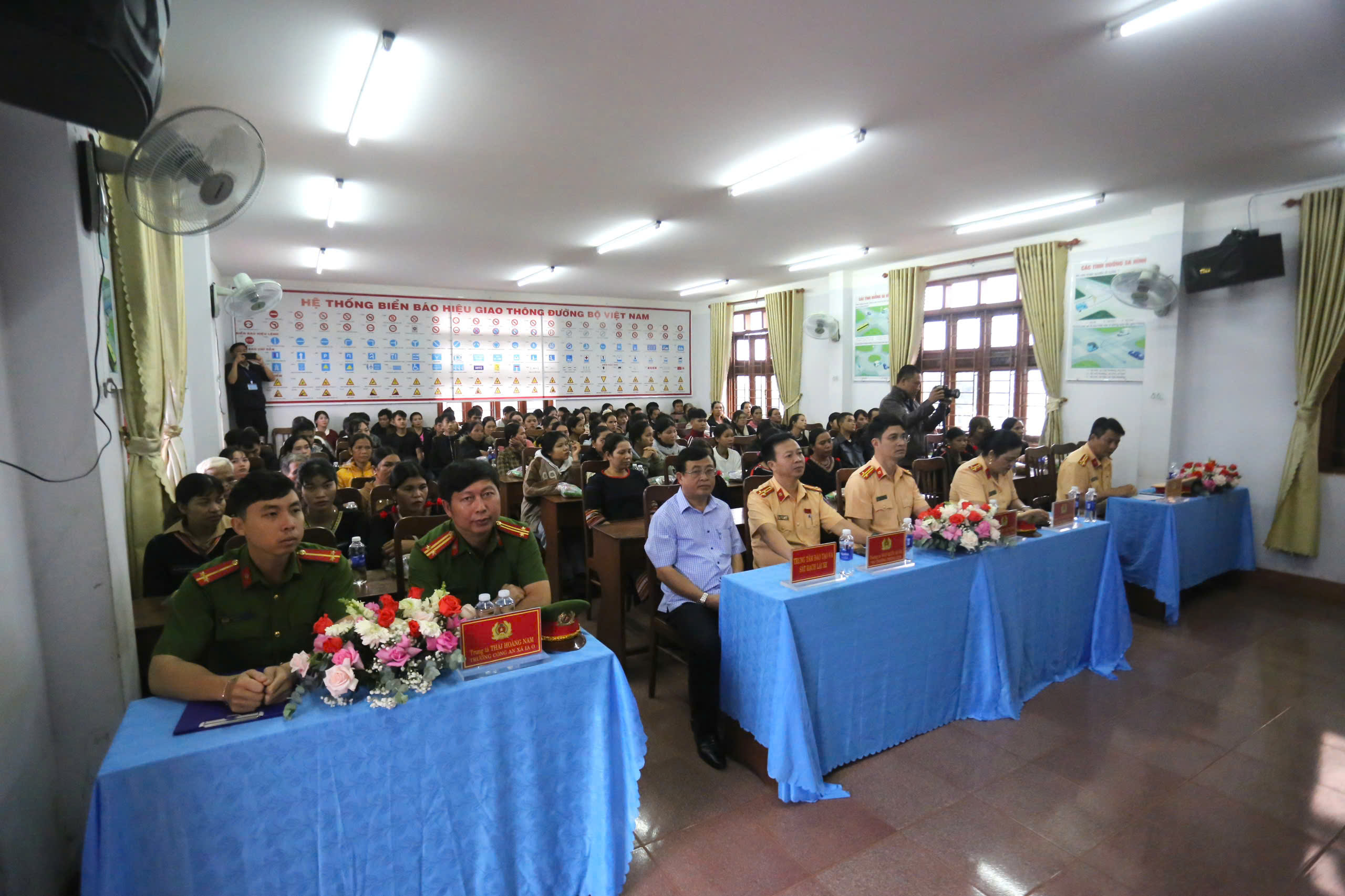 Gia Lai: Hơn 400 học vi&ecirc;n v&ugrave;ng bi&ecirc;n được đưa đ&oacute;n, ph&aacute;t cơm miễn ph&iacute; khi s&aacute;t hạch GPLX- Ảnh 1.