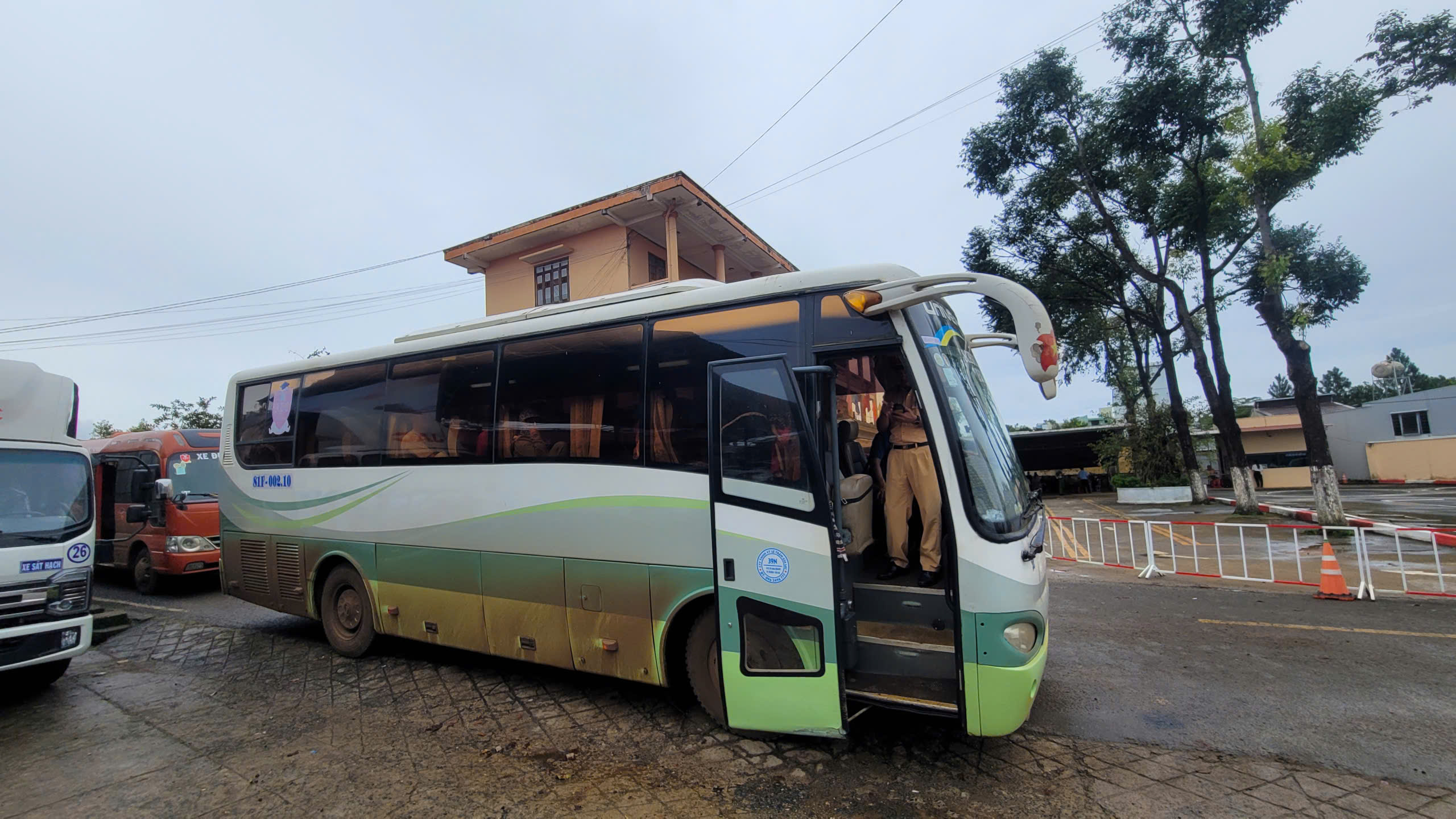 Gia Lai: Hơn 400 học vi&ecirc;n v&ugrave;ng bi&ecirc;n được đưa đ&oacute;n, ph&aacute;t cơm miễn ph&iacute; khi s&aacute;t hạch GPLX- Ảnh 2.