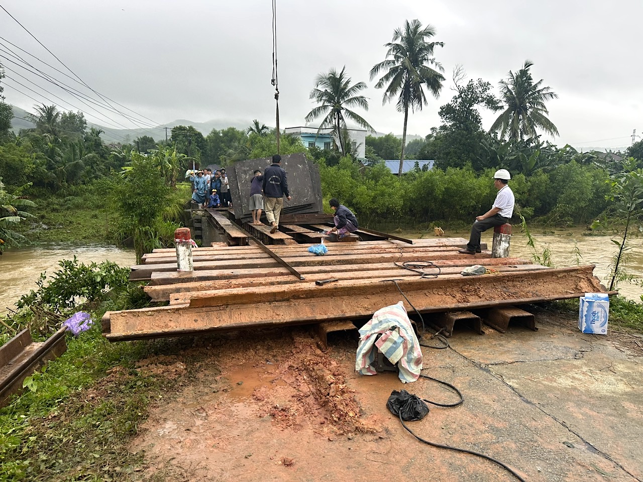 12 giờ dựng xong cầu tạm, nối lưu th&ocirc;ng đoạn cầu sập do mưa lũ ở Quảng Ng&atilde;i- Ảnh 10.