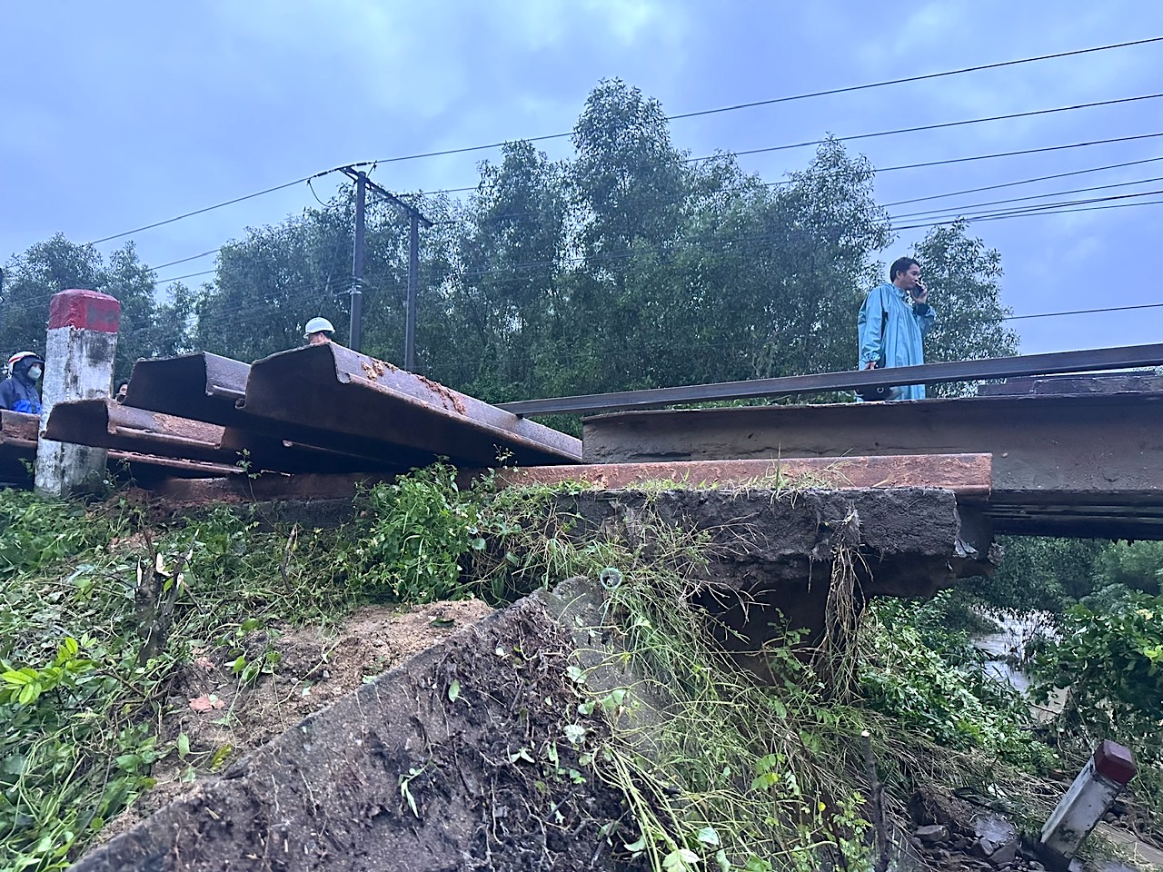 12 giờ dựng xong cầu tạm, nối lưu th&ocirc;ng đoạn cầu sập do mưa lũ ở Quảng Ng&atilde;i- Ảnh 12.