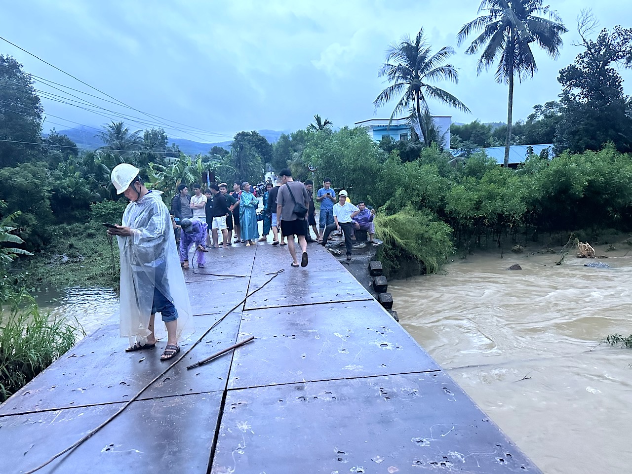 12 giờ dựng xong cầu tạm, nối lưu th&ocirc;ng đoạn cầu sập do mưa lũ ở Quảng Ng&atilde;i- Ảnh 13.