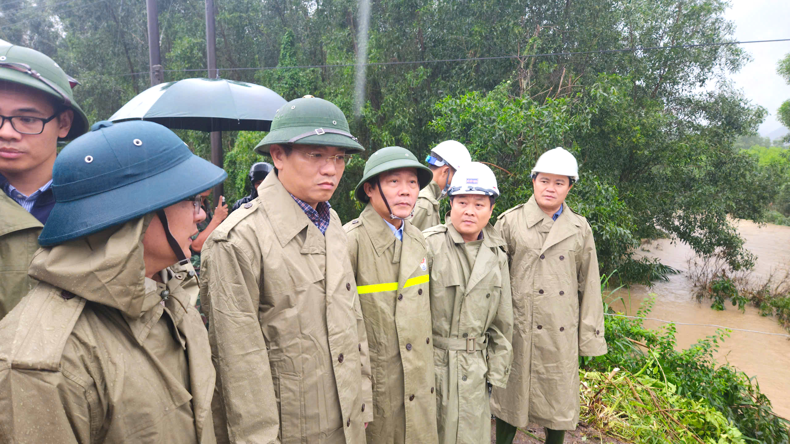 12 giờ dựng xong cầu tạm, nối lưu th&ocirc;ng đoạn cầu sập do mưa lũ ở Quảng Ng&atilde;i- Ảnh 4.