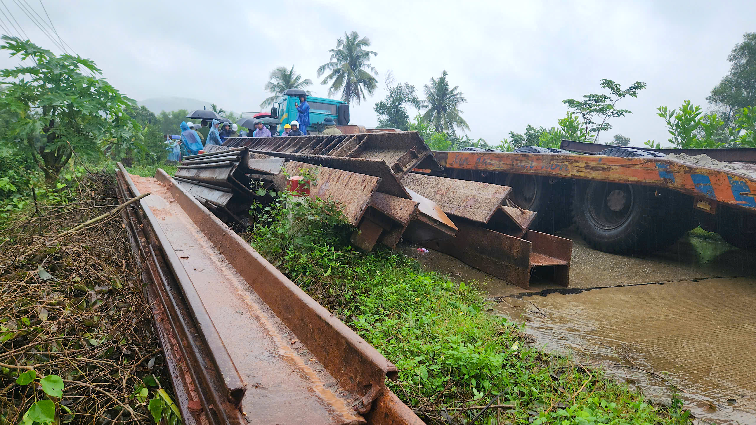 12 giờ dựng xong cầu tạm, nối lưu th&ocirc;ng đoạn cầu sập do mưa lũ ở Quảng Ng&atilde;i- Ảnh 7.