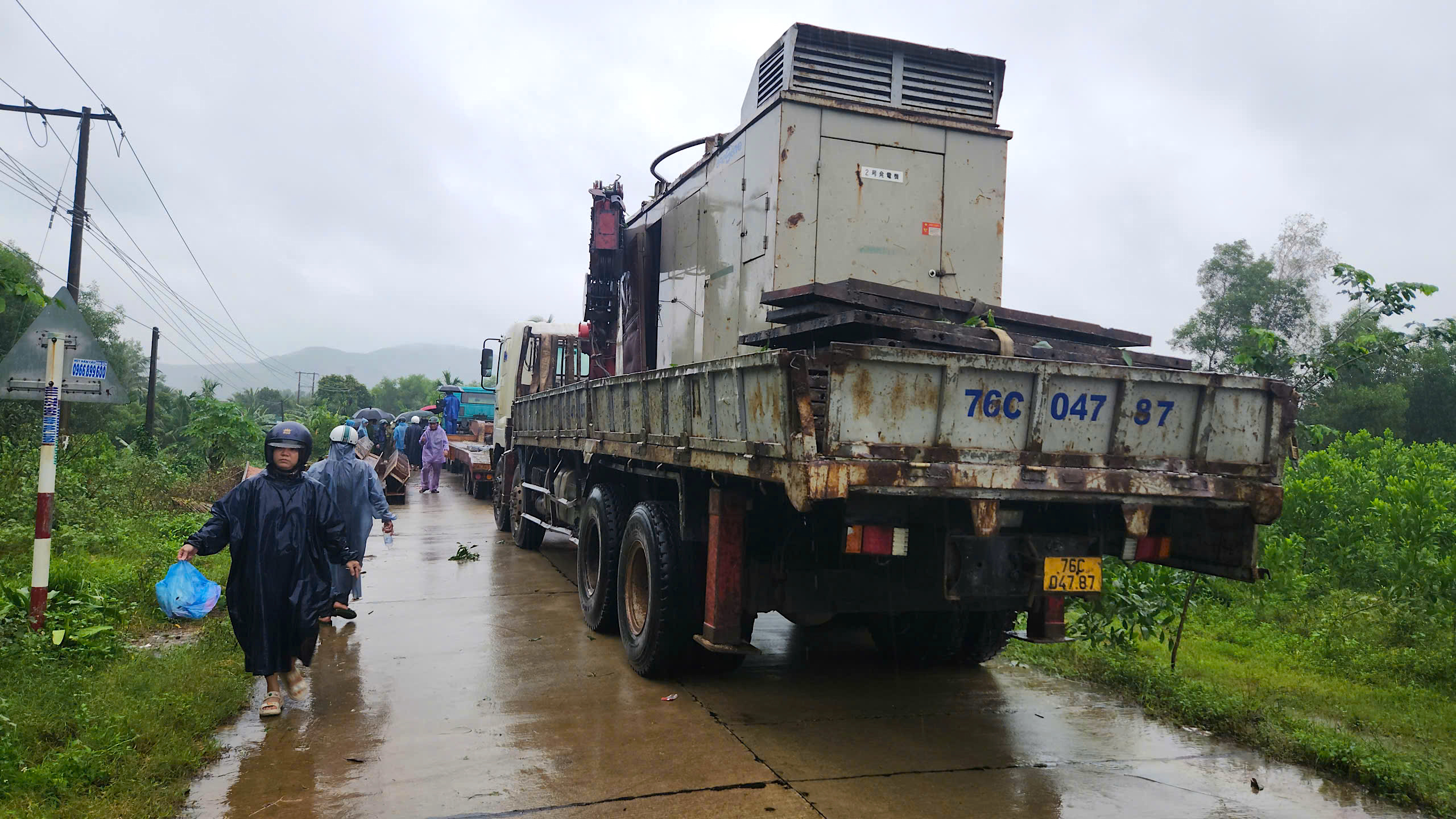 12 giờ dựng xong cầu tạm, nối lưu th&ocirc;ng đoạn cầu sập do mưa lũ ở Quảng Ng&atilde;i- Ảnh 8.