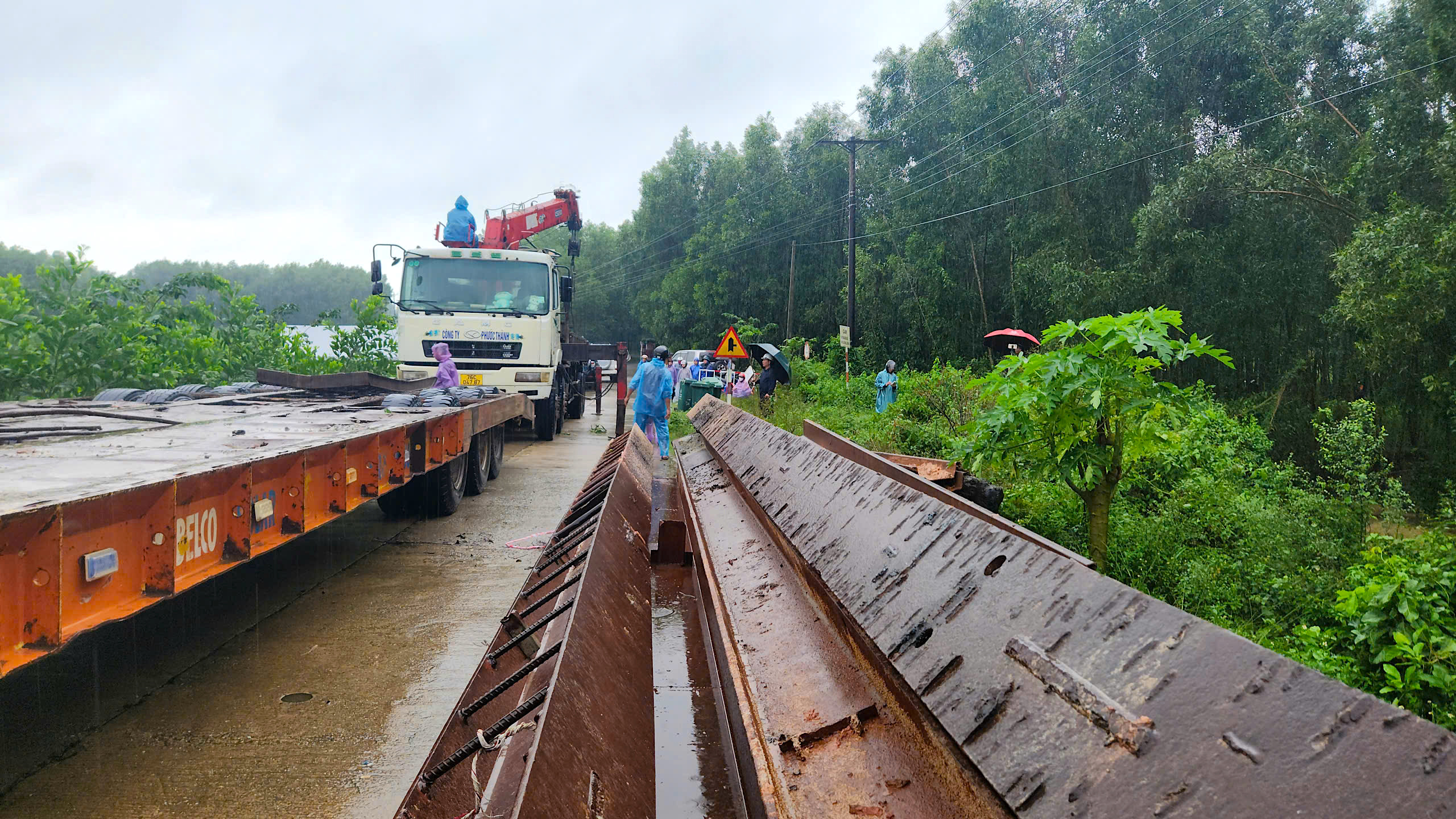 12 giờ dựng xong cầu tạm, nối lưu th&ocirc;ng đoạn cầu sập do mưa lũ ở Quảng Ng&atilde;i- Ảnh 6.