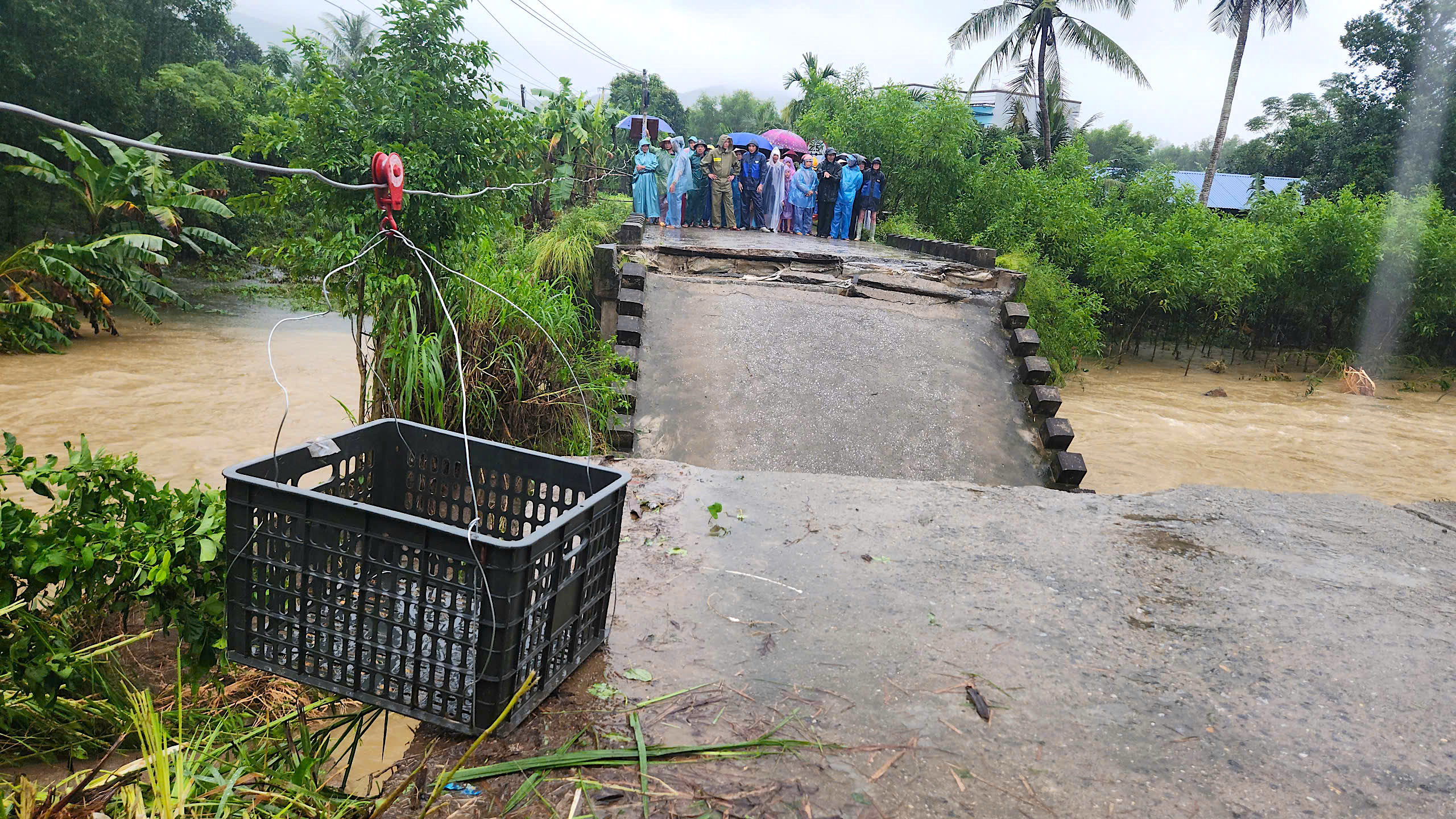 12 giờ dựng xong cầu tạm, nối lưu th&ocirc;ng đoạn cầu sập do mưa lũ ở Quảng Ng&atilde;i- Ảnh 2.