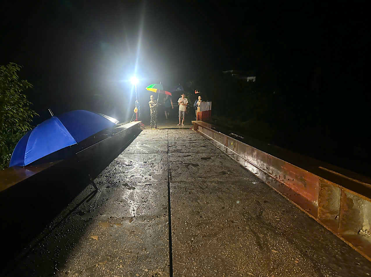 12 giờ dựng xong cầu tạm, nối lưu th&ocirc;ng đoạn cầu sập do mưa lũ ở Quảng Ng&atilde;i- Ảnh 14.