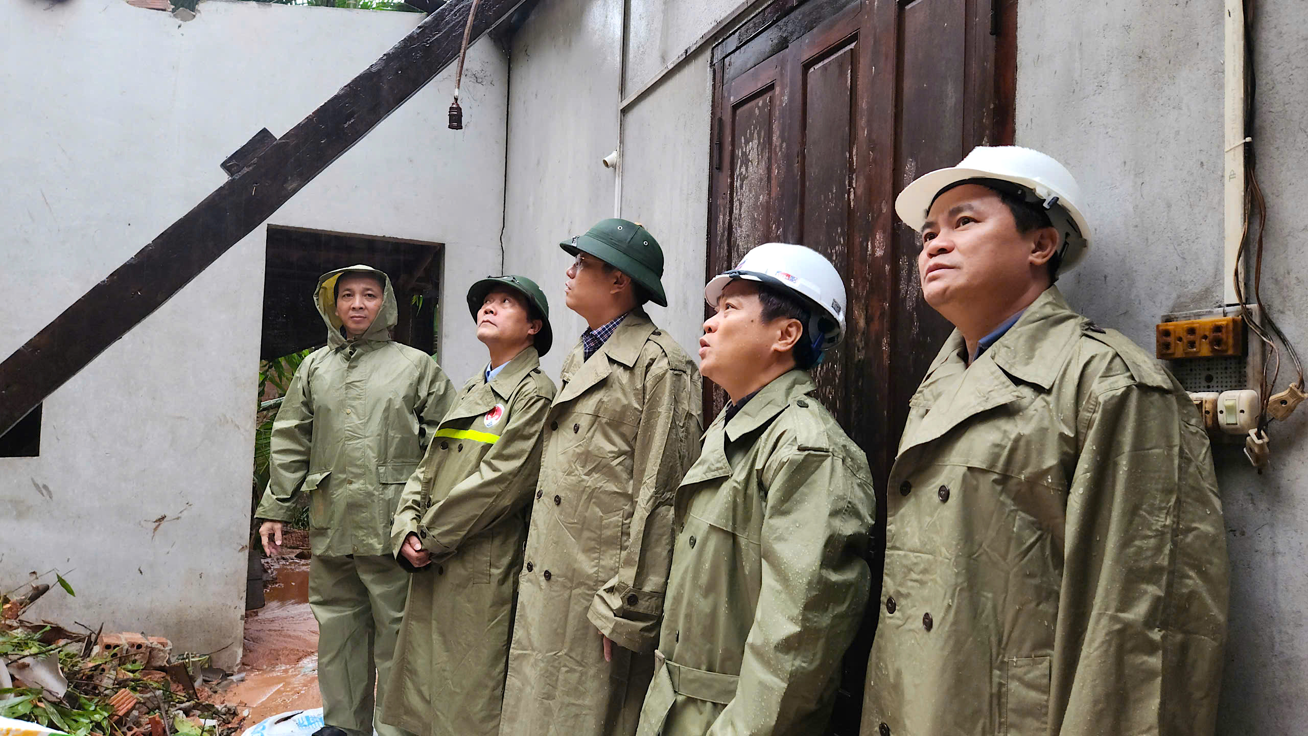 L&atilde;nh đạo tỉnh Quảng Ng&atilde;i thị s&aacute;t quả đồi sạt lở, tặng qu&agrave; người d&acirc;n ở nơi sơ t&aacute;n- Ảnh 1.