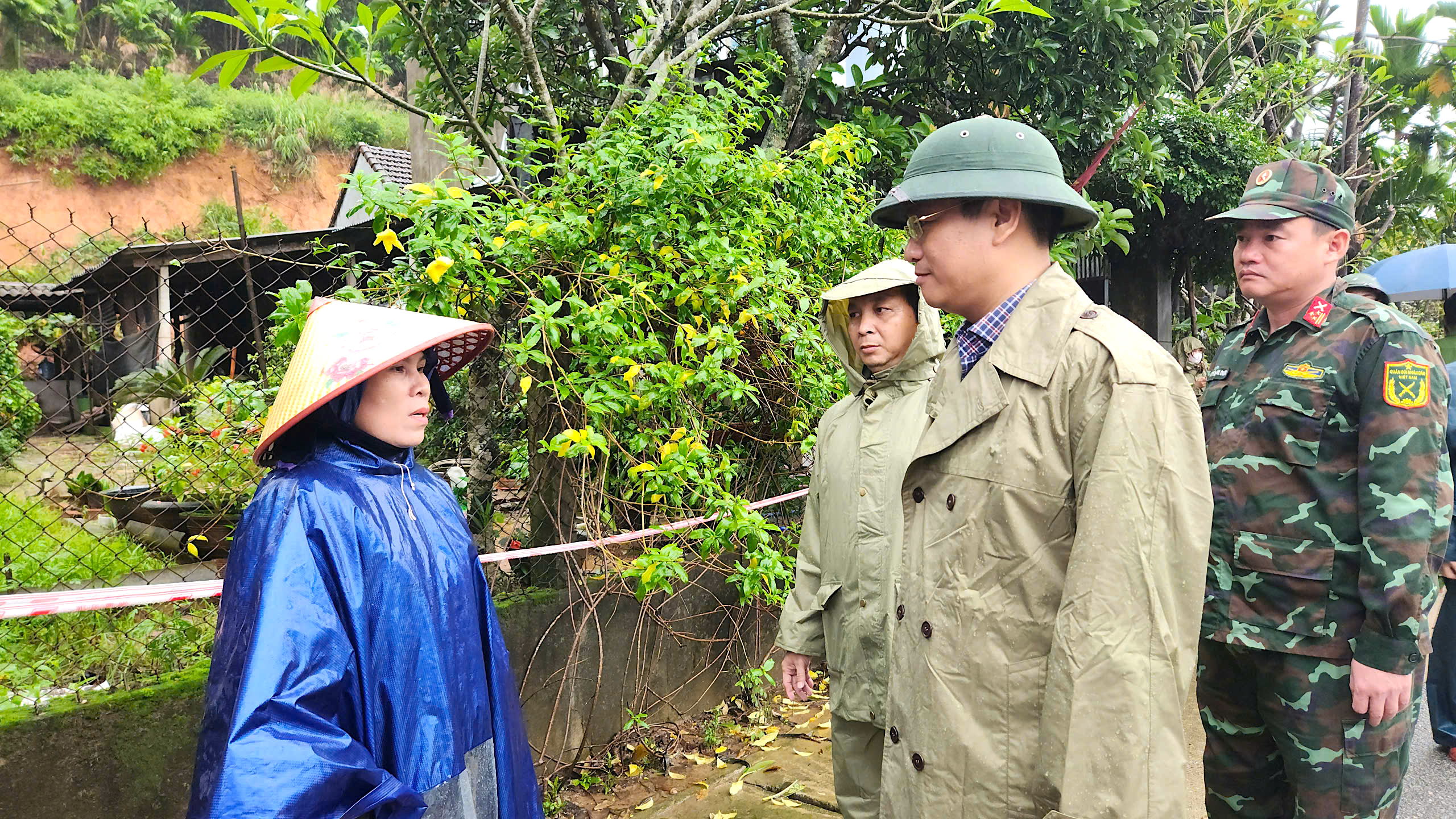 L&atilde;nh đạo tỉnh Quảng Ng&atilde;i thị s&aacute;t quả đồi sạt lở, tặng qu&agrave; người d&acirc;n ở nơi sơ t&aacute;n- Ảnh 3.