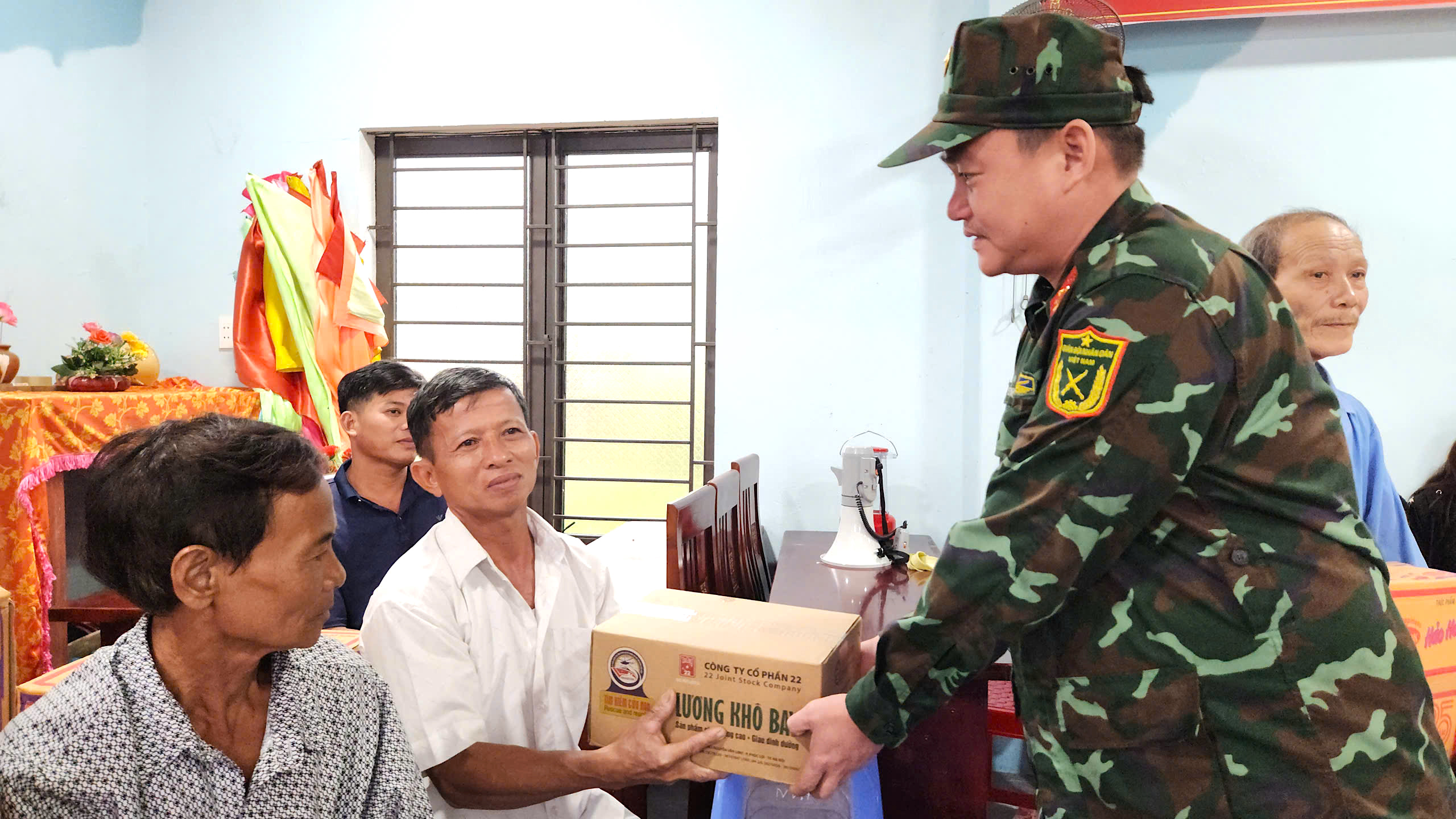 L&atilde;nh đạo tỉnh Quảng Ng&atilde;i thị s&aacute;t quả đồi sạt lở, tặng qu&agrave; người d&acirc;n ở nơi sơ t&aacute;n- Ảnh 7.