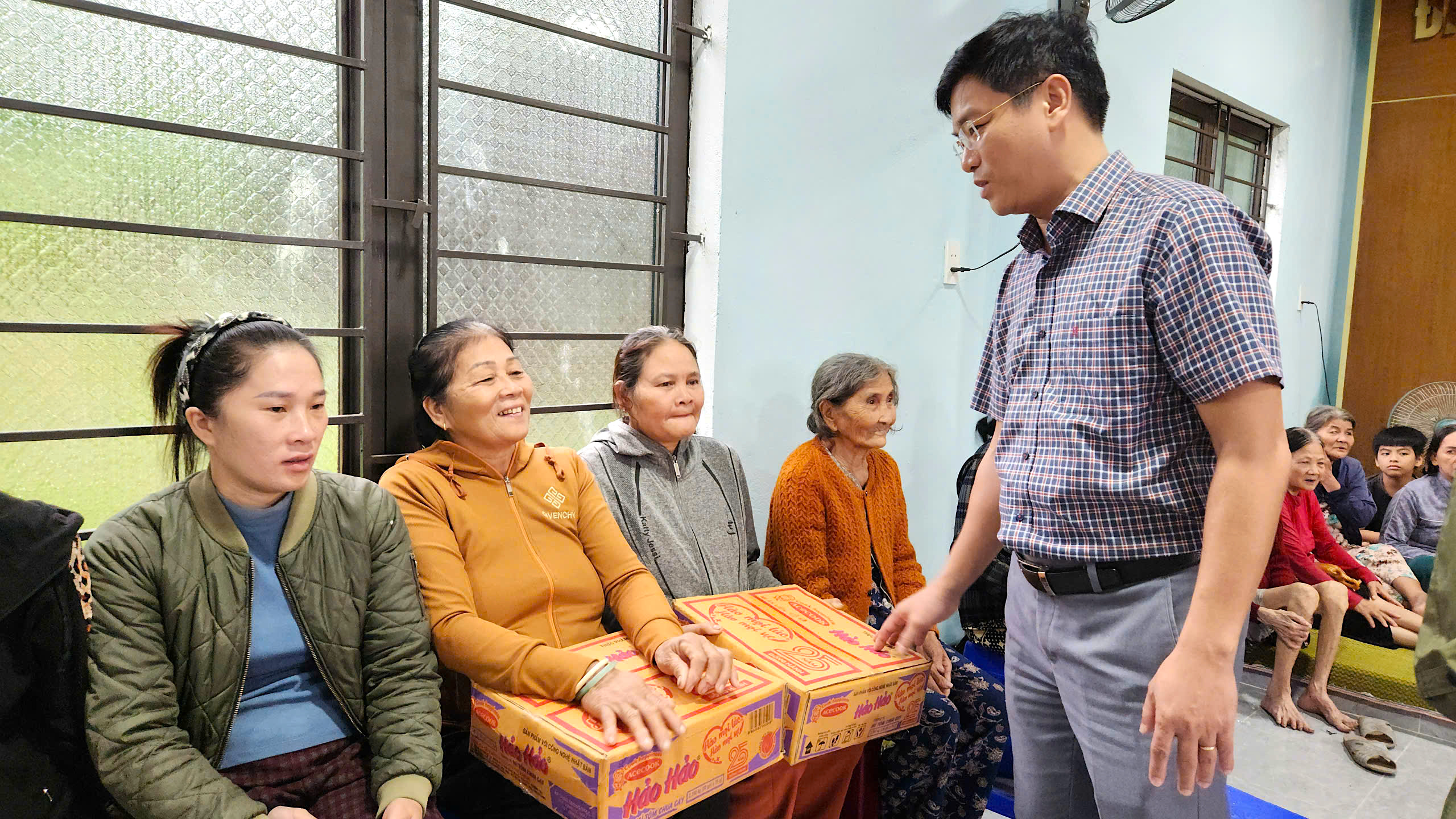 L&atilde;nh đạo tỉnh Quảng Ng&atilde;i thị s&aacute;t quả đồi sạt lở, tặng qu&agrave; người d&acirc;n ở nơi sơ t&aacute;n- Ảnh 6.