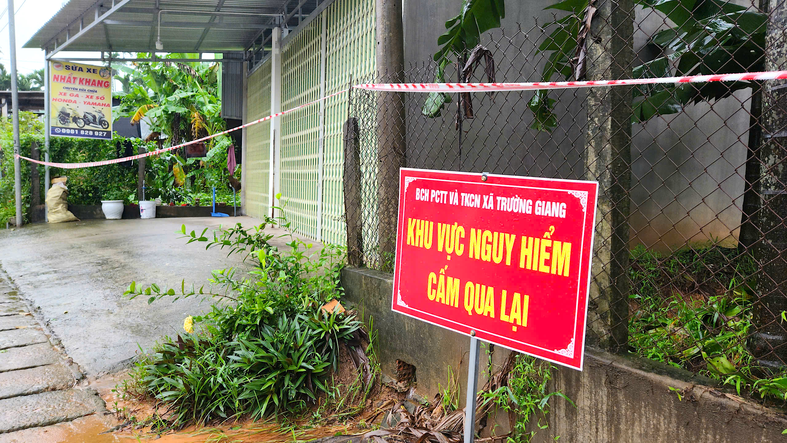 L&atilde;nh đạo tỉnh Quảng Ng&atilde;i thị s&aacute;t quả đồi sạt lở, tặng qu&agrave; người d&acirc;n ở nơi sơ t&aacute;n- Ảnh 4.