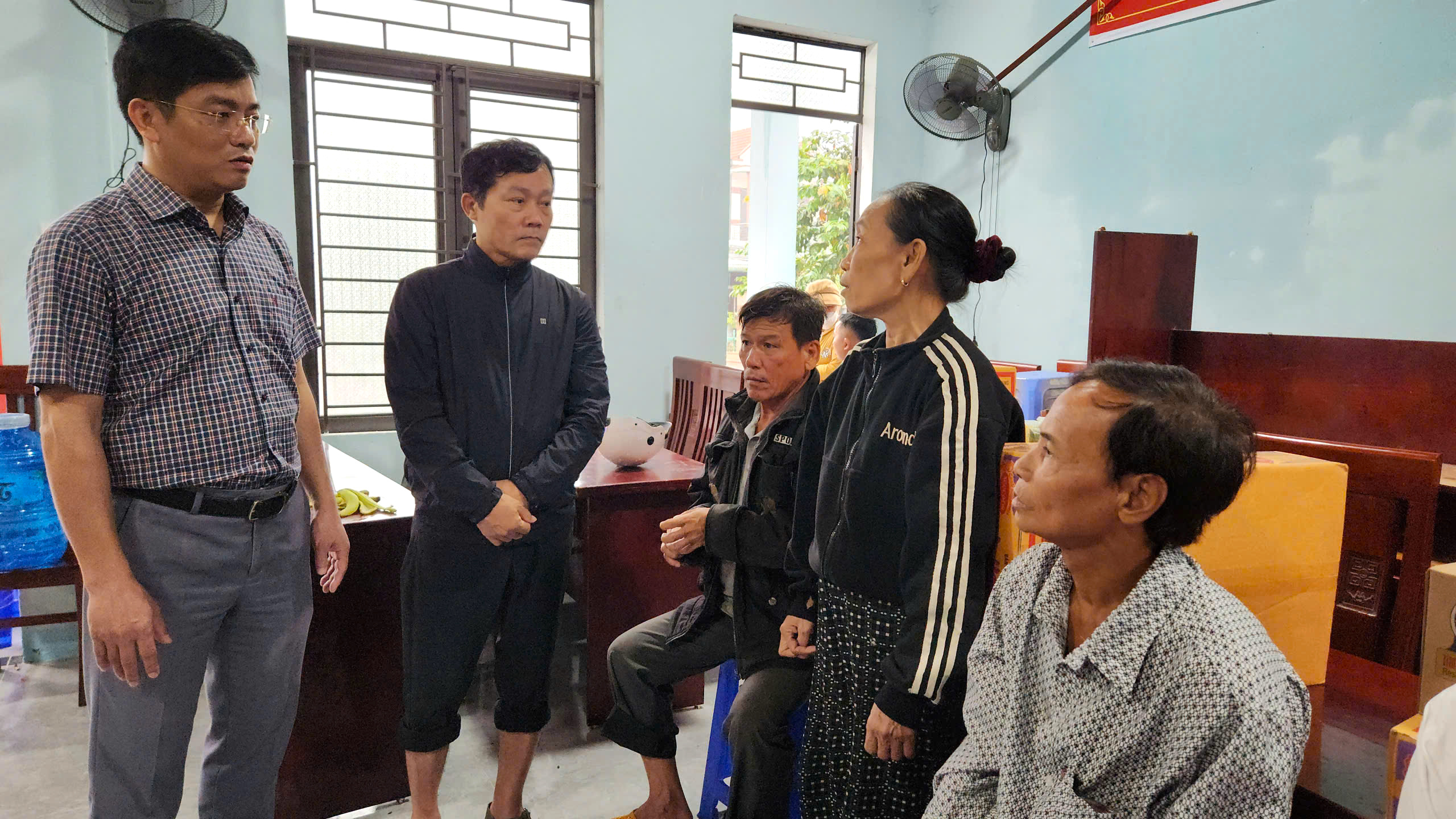 L&atilde;nh đạo tỉnh Quảng Ng&atilde;i thị s&aacute;t quả đồi sạt lở, tặng qu&agrave; người d&acirc;n ở nơi sơ t&aacute;n- Ảnh 8.