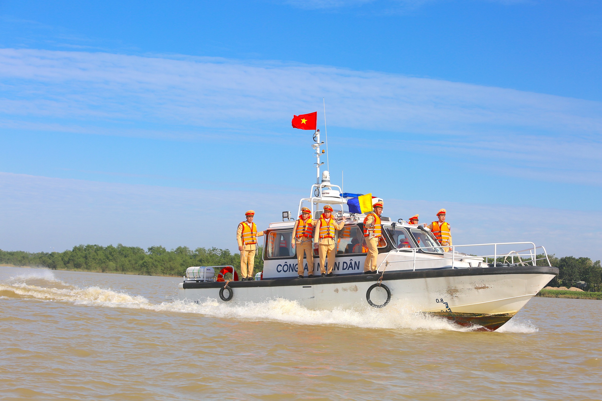 CSGT Thanh H&oacute;a ra qu&acirc;n đảm bảo an to&agrave;n đường thủy- Ảnh 1.
