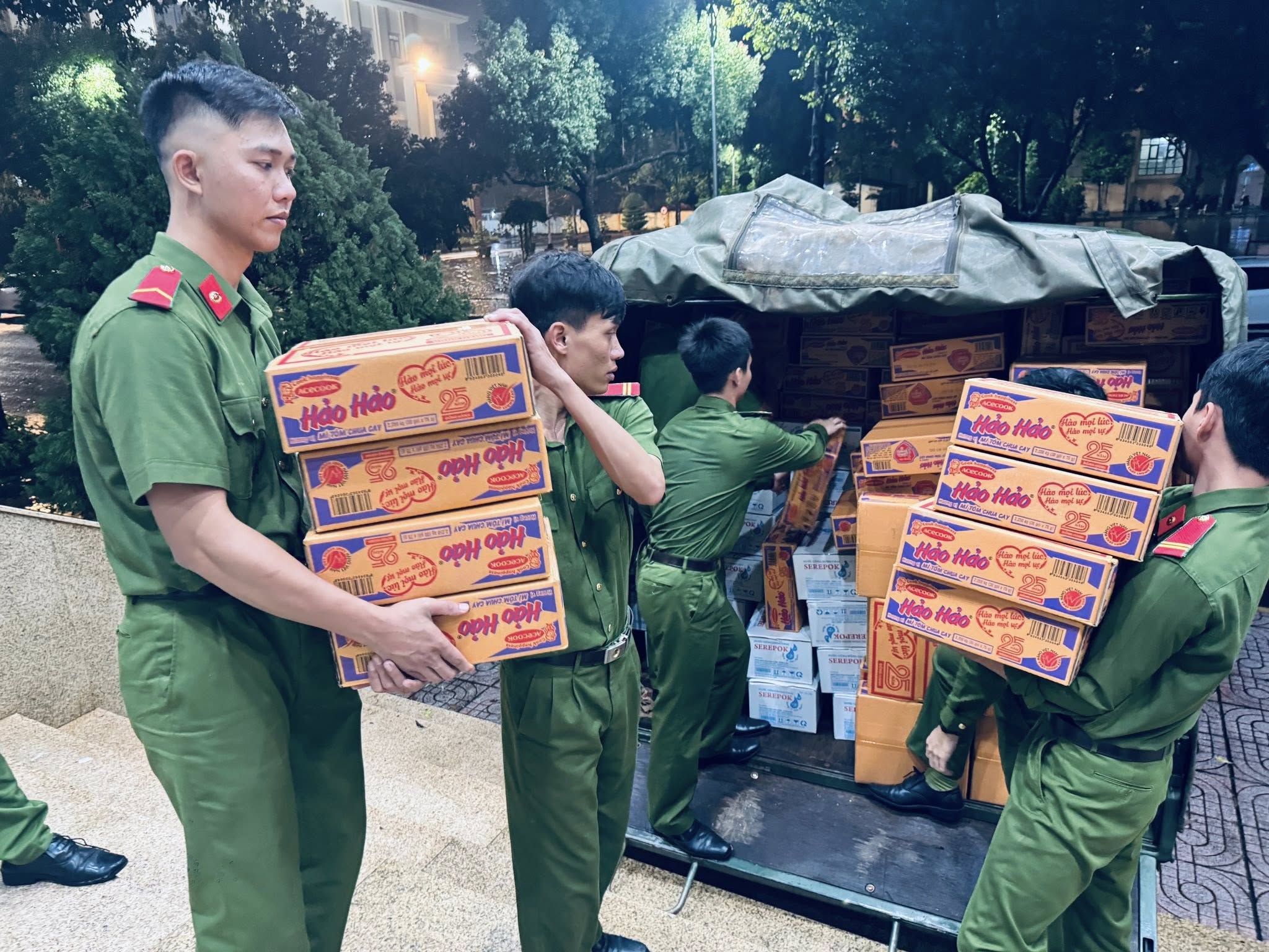 C&ocirc;ng an, bộ đội Đắk Lắk ăn vội m&igrave; t&ocirc;m giữa nước lũ, dầm m&igrave;nh cứu người d&acirc;n- Ảnh 12.