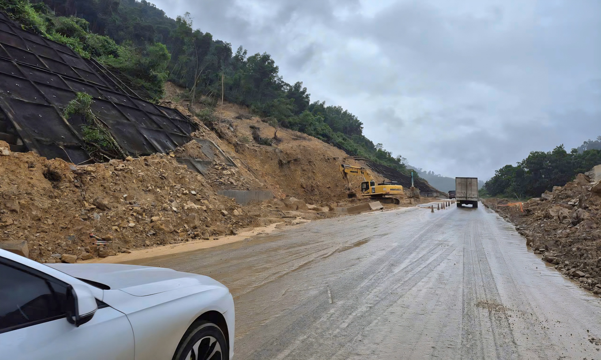 Nguy cơ sạt lở t&aacute;i diễn, tiếp tục th&ocirc;ng xe 1 l&agrave;n tr&ecirc;n cao tốc La Sơn - H&ograve;a Li&ecirc;n- Ảnh 1.