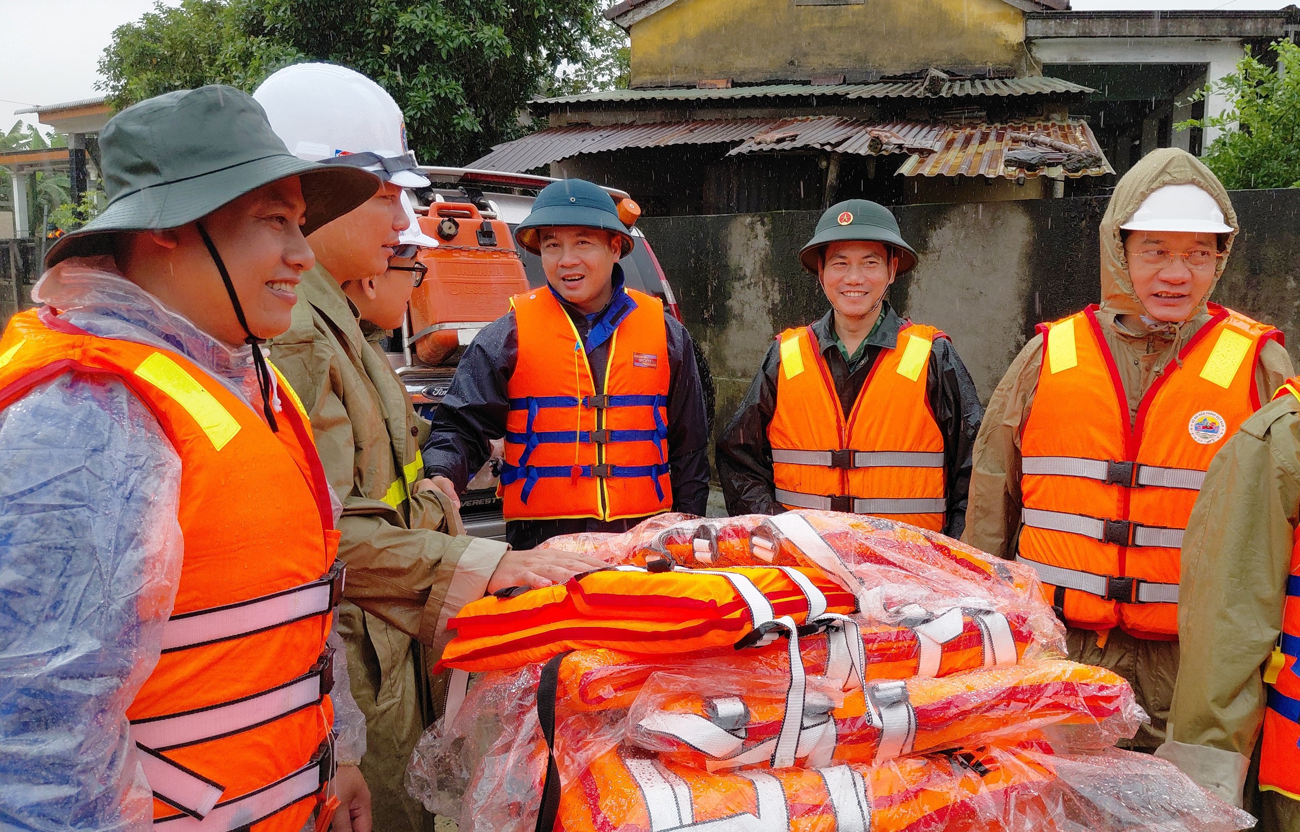 Cảng vụ H&agrave;ng hải Đ&agrave; Nẵng tăng cường tuy&ecirc;n truyền ph&aacute;p luật về ATGT đường thủy nội địa- Ảnh 2.