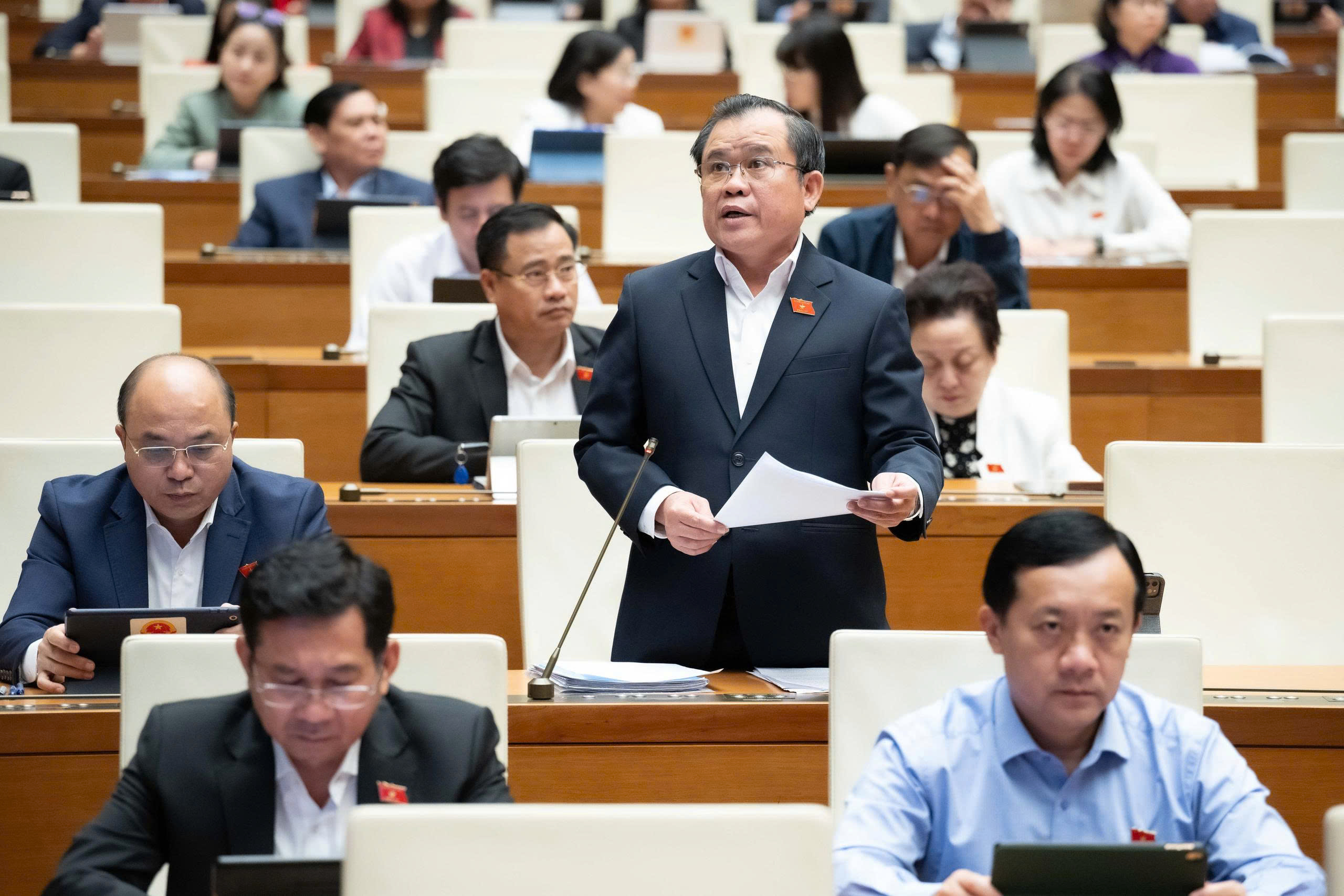 Miễn ph&iacute; s&aacute;ch gi&aacute;o khoa cần đi đ&ocirc;i kiểm so&aacute;t lạm dụng s&aacute;ch tham khảo- Ảnh 2.