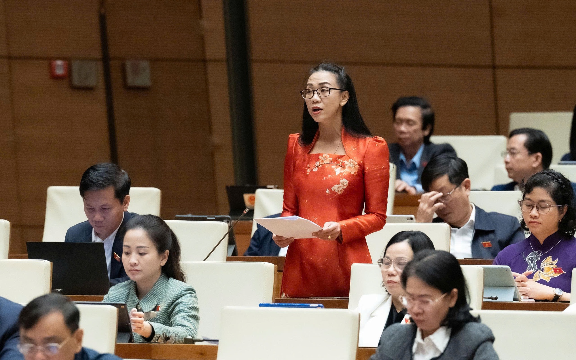 Đề nghị bắt buộc công khai tất cả các khoản thu của trường học- Ảnh 3. Miễn phí sách giáo khoa cần đi đôi kiểm soát lạm dụng sách tham khảo