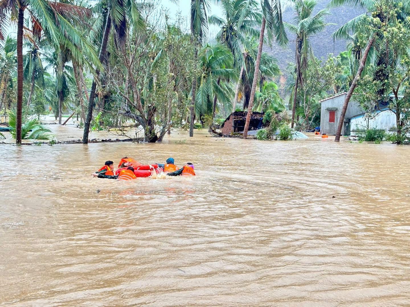 C&ocirc;ng an, bộ đội Đắk Lắk ăn vội m&igrave; t&ocirc;m giữa nước lũ, dầm m&igrave;nh cứu người d&acirc;n- Ảnh 5.