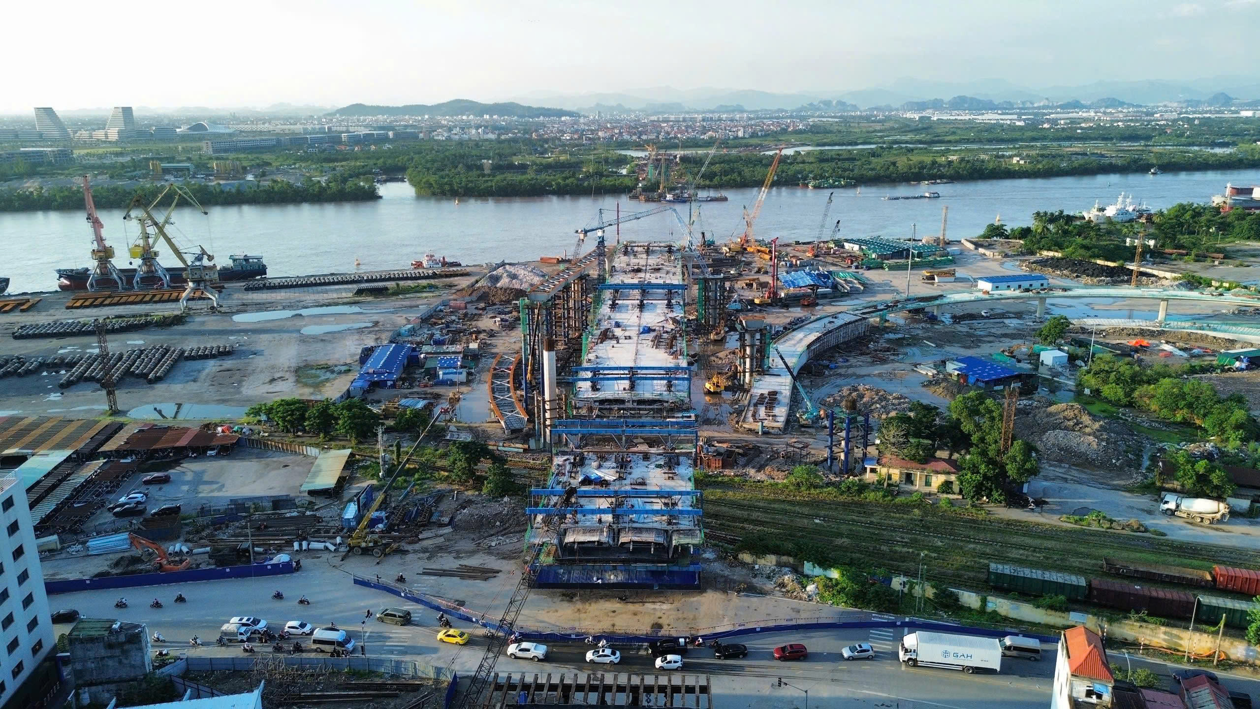 Tổng c&ocirc;ng ty Thăng Long tăng tốc tr&ecirc;n c&ocirc;ng tr&igrave;nh cầu Nguyễn Tr&atilde;i- Ảnh 1.