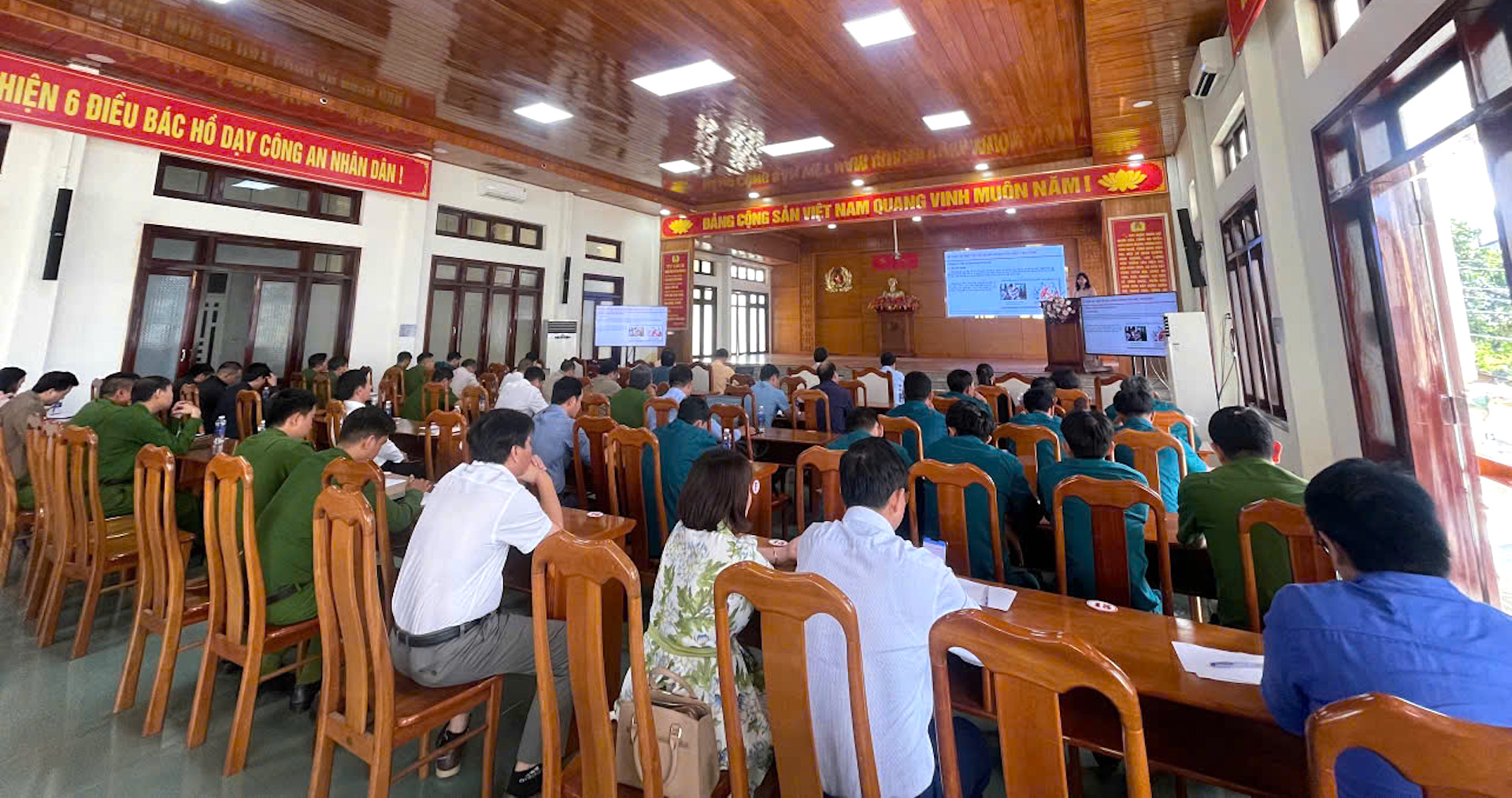 Quảng Ng&atilde;i đẩy mạnh phổ biến ph&aacute;p luật v&agrave; tập huấn nghiệp vụ về ATGT đường bộ- Ảnh 3.