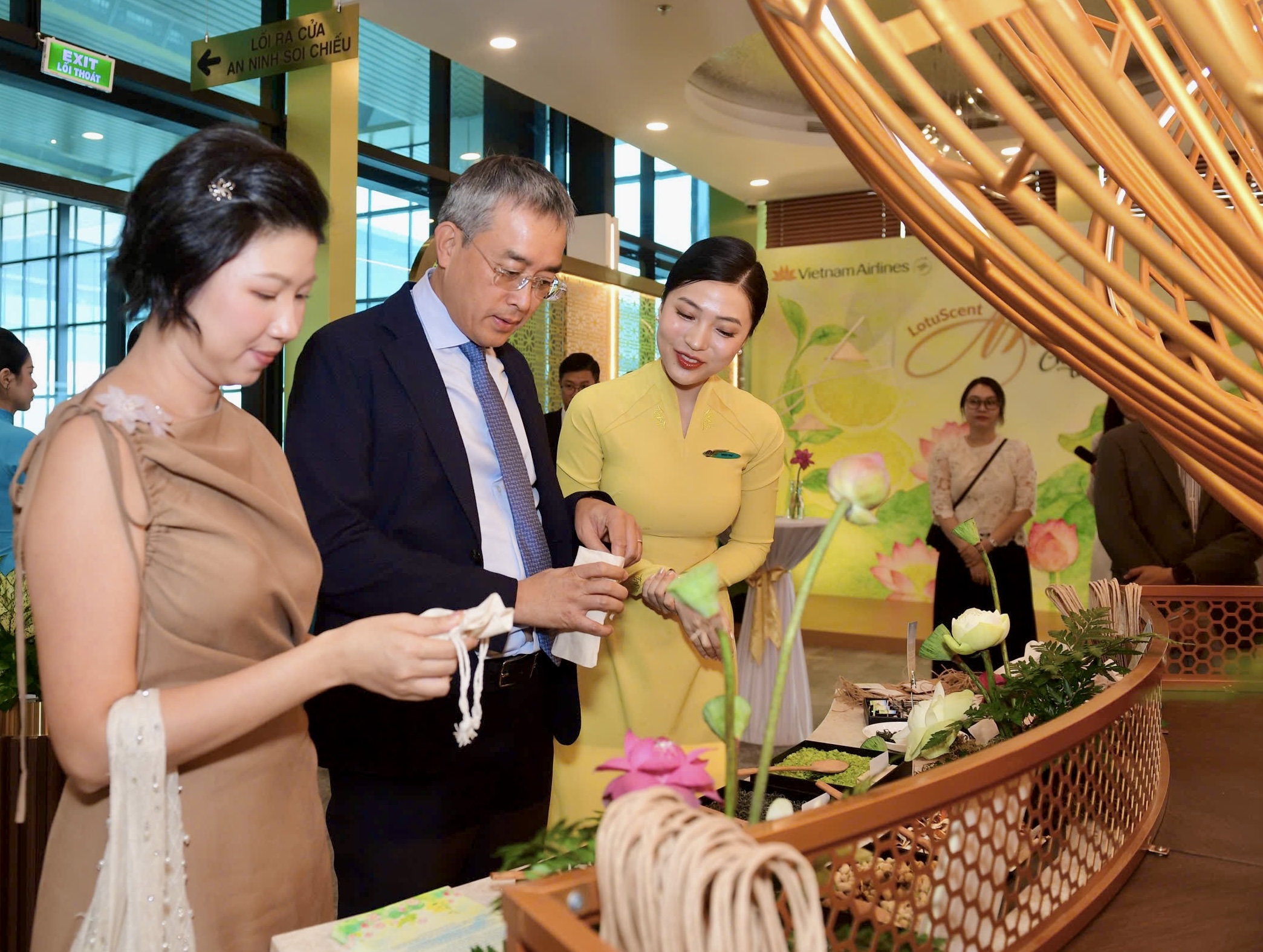 Vietnam Airlines &ldquo;kể chuyện bằng hương sen&rdquo; tr&ecirc;n h&agrave;nh tr&igrave;nh bay- Ảnh 2.