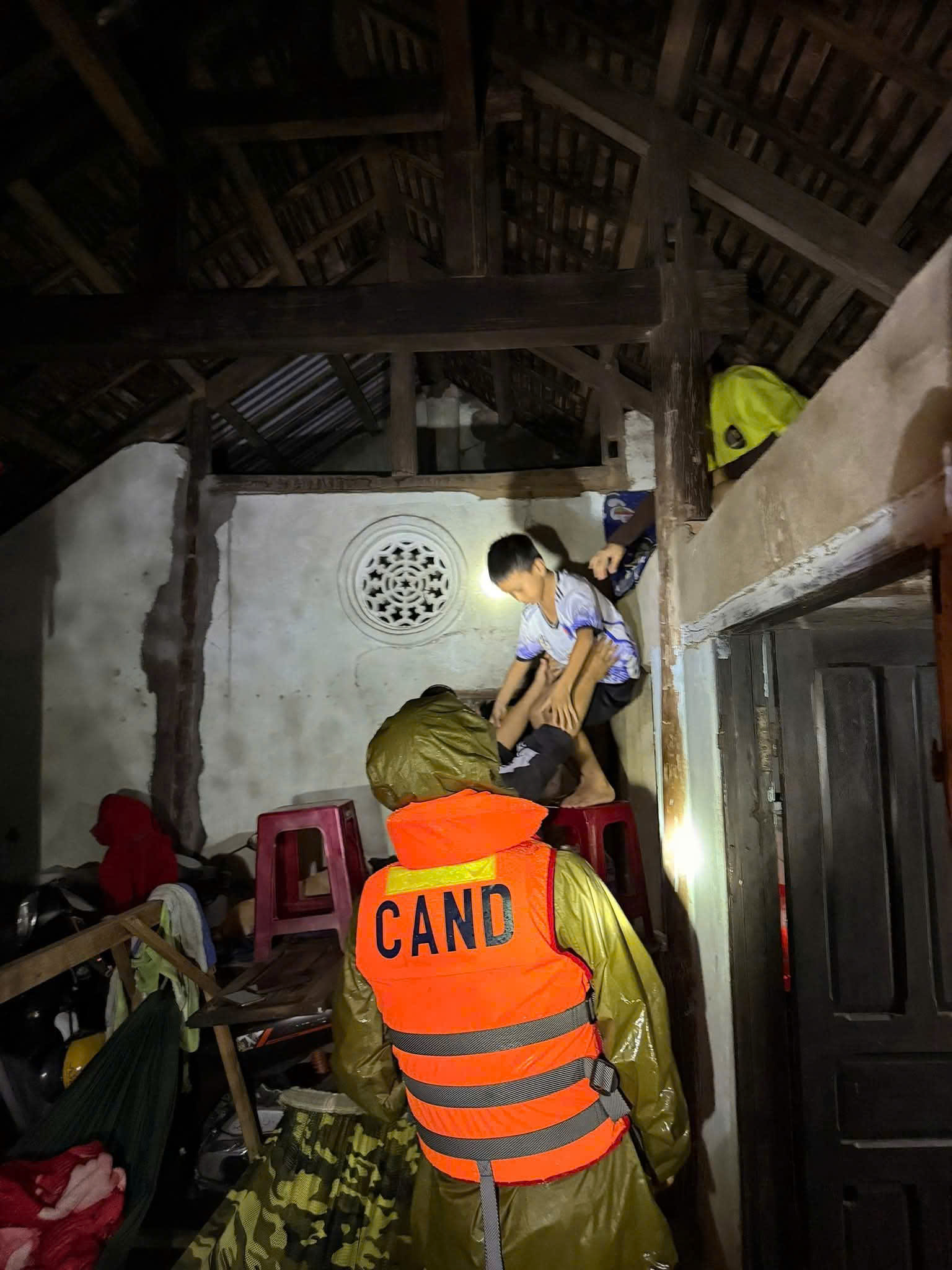 C&ocirc;ng an, bộ đội Đắk Lắk ăn vội m&igrave; t&ocirc;m giữa nước lũ, dầm m&igrave;nh cứu người d&acirc;n- Ảnh 7.