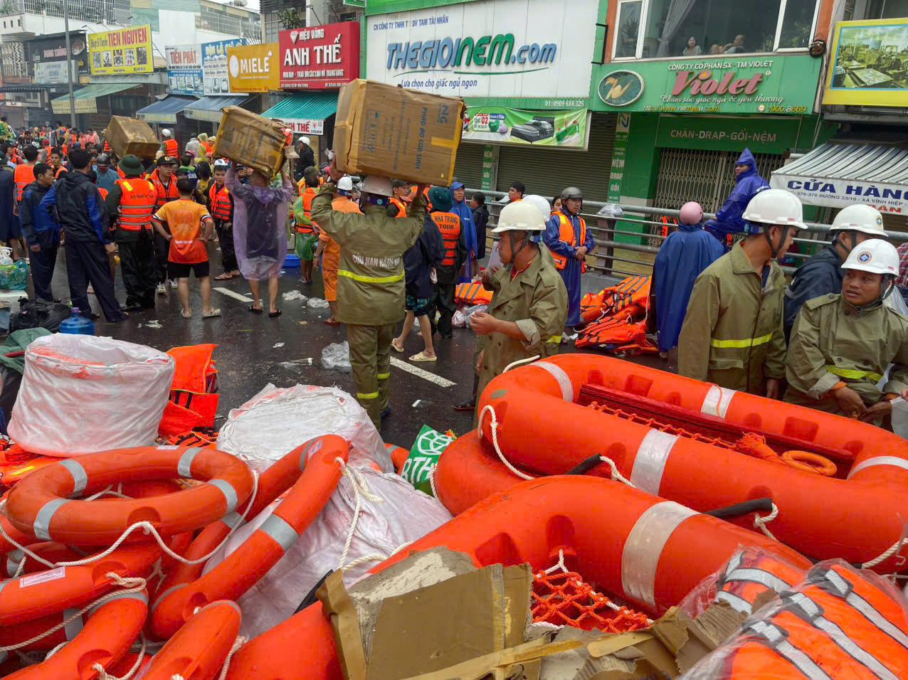 Tiếp viện h&agrave;ng trăm &aacute;o phao, phao b&egrave; cho c&aacute;c địa phương ph&ograve;ng, chống lũ- Ảnh 2.