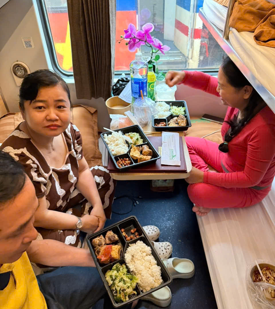 Mưa lũ Trung Bộ khiến đường sắt t&ecirc; liệt, 25 chuyến t&agrave;u bị b&atilde;i bỏ, thiệt hại gần 10 tỷ đồng- Ảnh 2.