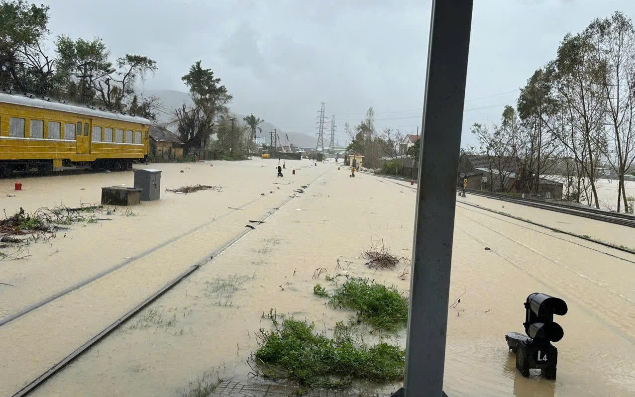 Mưa lũ Trung Bộ khiến đường sắt t&ecirc; liệt, 25 chuyến t&agrave;u bị b&atilde;i bỏ, thiệt hại gần 10 tỷ đồng