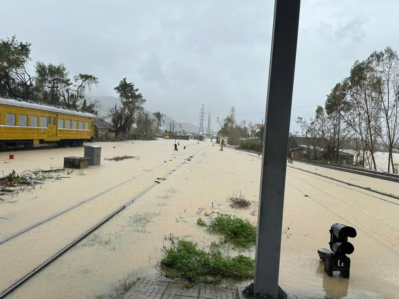 Mưa lũ Trung Bộ khiến đường sắt t&ecirc; liệt, 25 chuyến t&agrave;u bị b&atilde;i bỏ, thiệt hại gần 10 tỷ đồng- Ảnh 1.