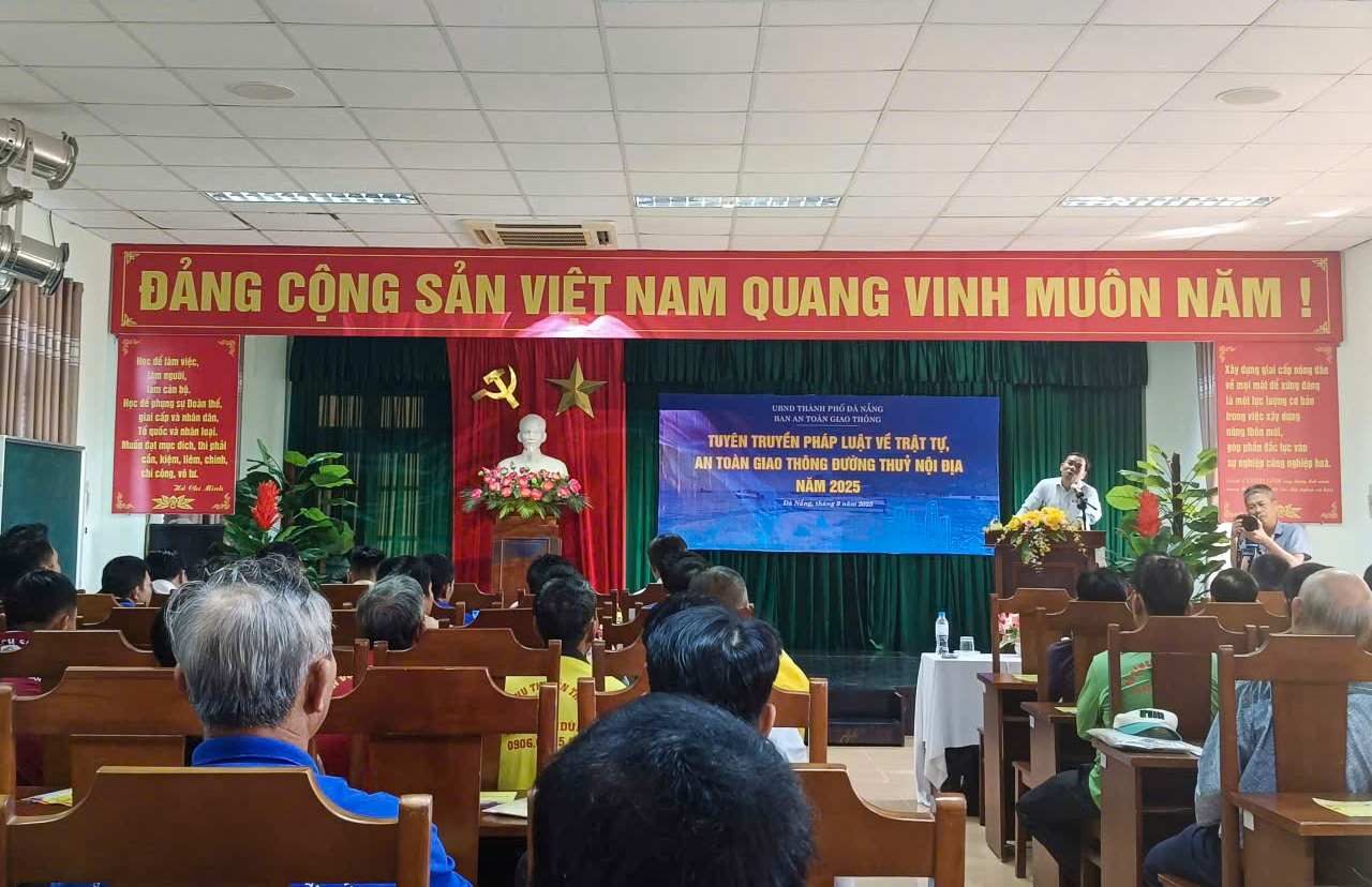 Cảng vụ H&agrave;ng hải Đ&agrave; Nẵng tăng cường tuy&ecirc;n truyền ph&aacute;p luật về ATGT đường thủy nội địa- Ảnh 1.