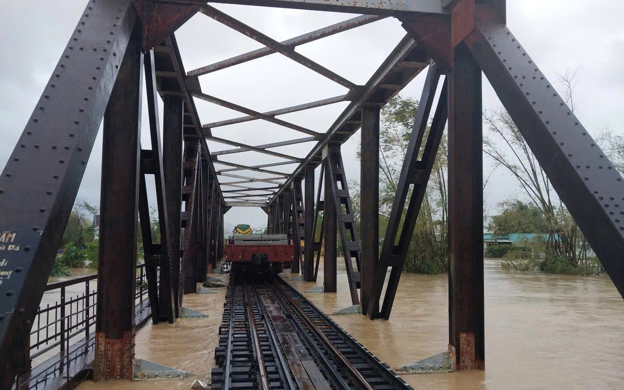 Khẩn cấp bảo vệ hạ tầng đường sắt trước mưa lũ lịch sử ở Trung Bộ