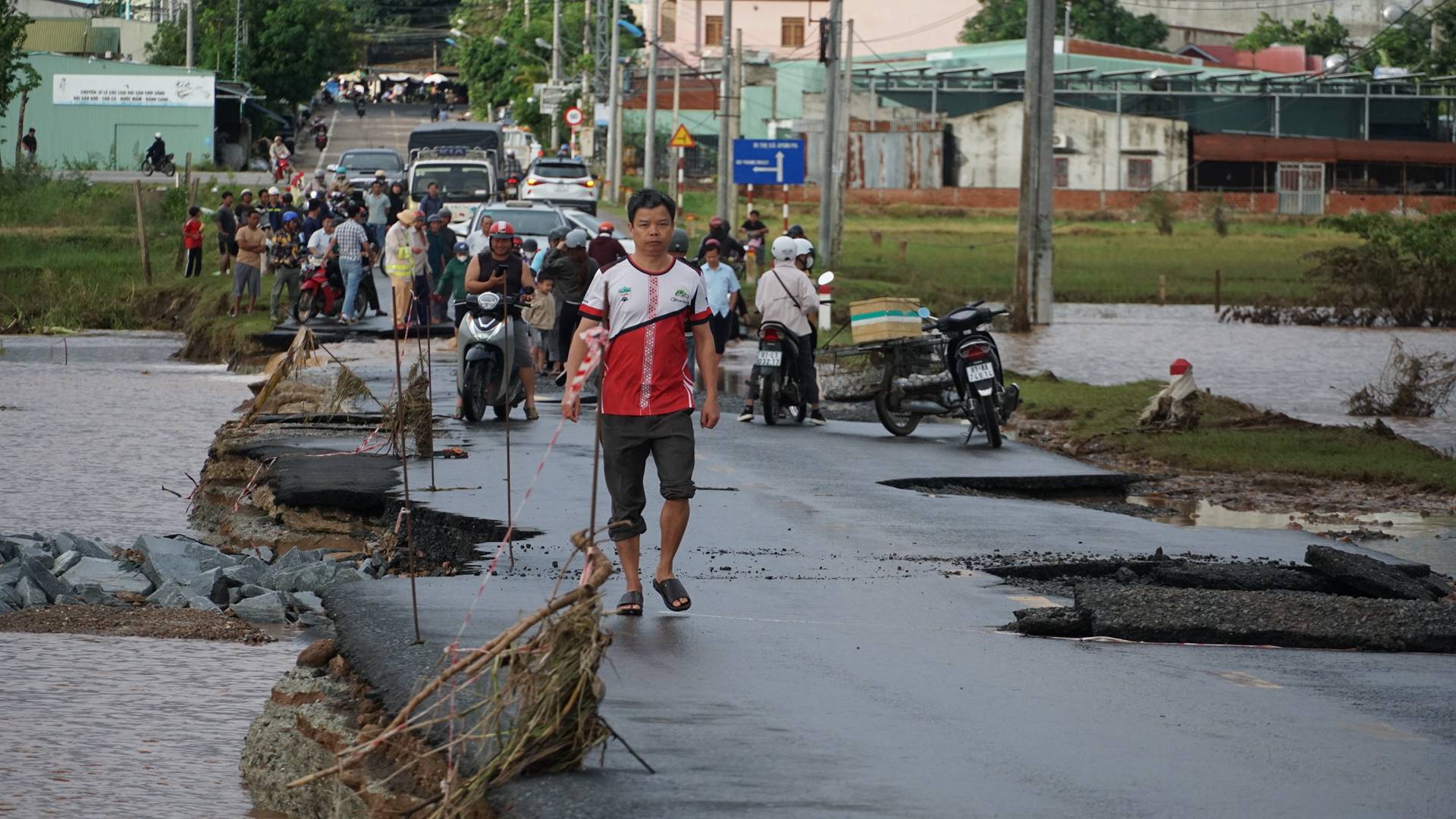 Đường Trường Sơn Đ&ocirc;ng qua Gia Lai tan hoang sau lũ dữ- Ảnh 8.