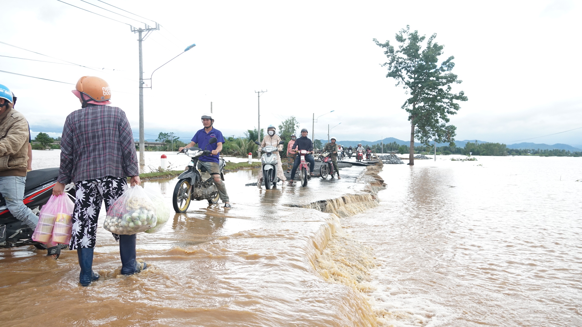 Đường Trường Sơn Đ&ocirc;ng qua Gia Lai tan hoang sau lũ dữ- Ảnh 10.