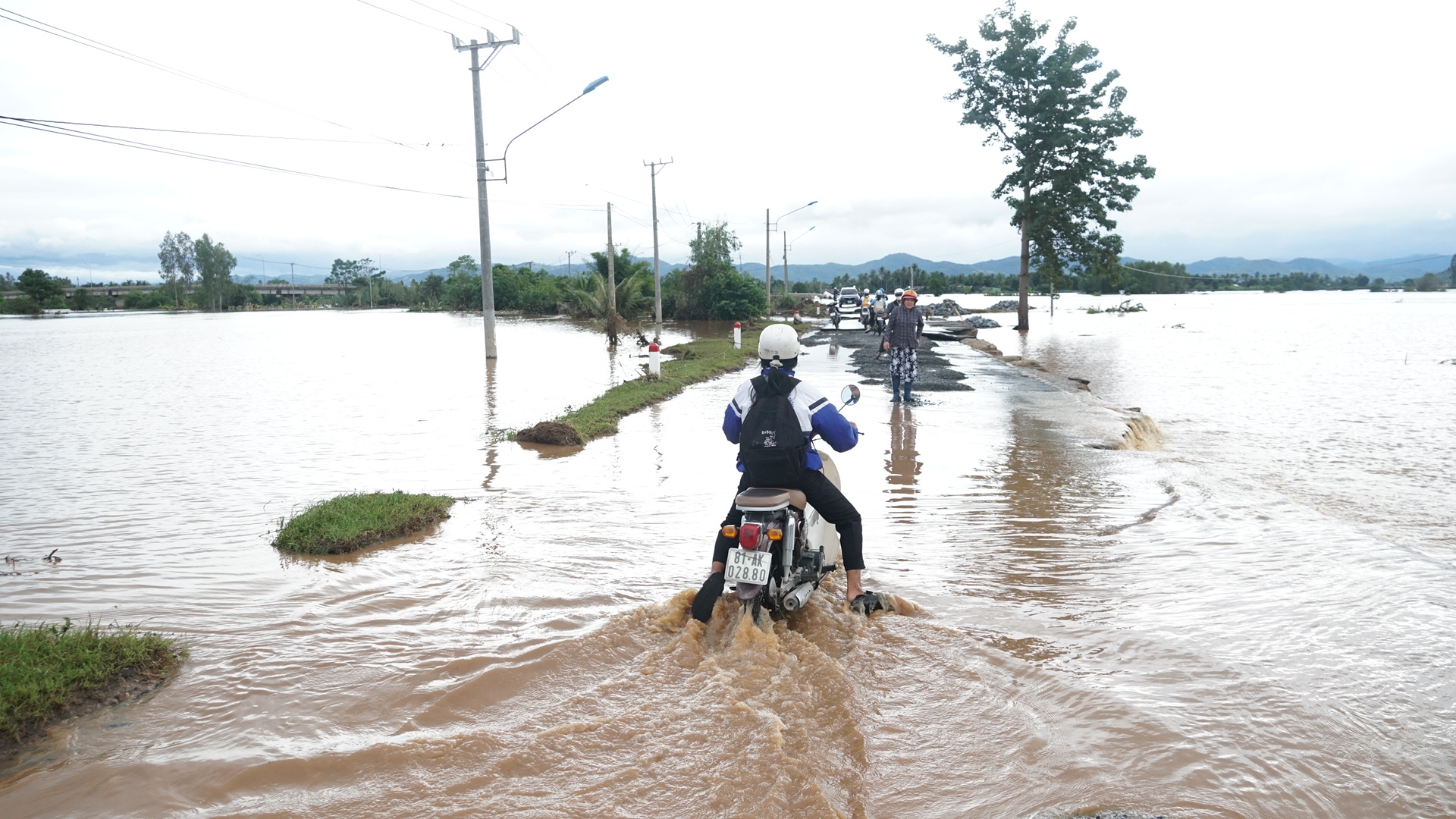Đường Trường Sơn Đ&ocirc;ng qua Gia Lai tan hoang sau lũ dữ- Ảnh 9.