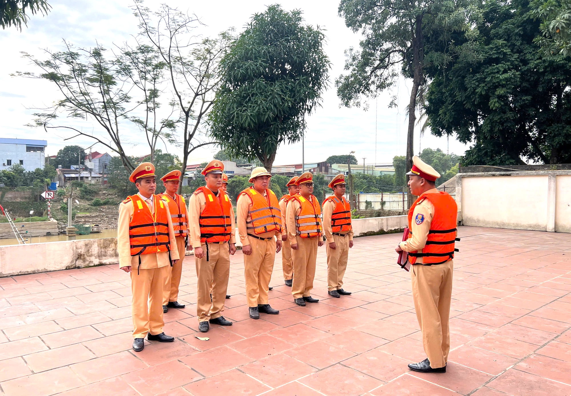 Cảnh s&aacute;t giao th&ocirc;ng đường thủy đồng loạt ra qu&acirc;n, nhiều phương tiện bị xử l&yacute;- Ảnh 4.