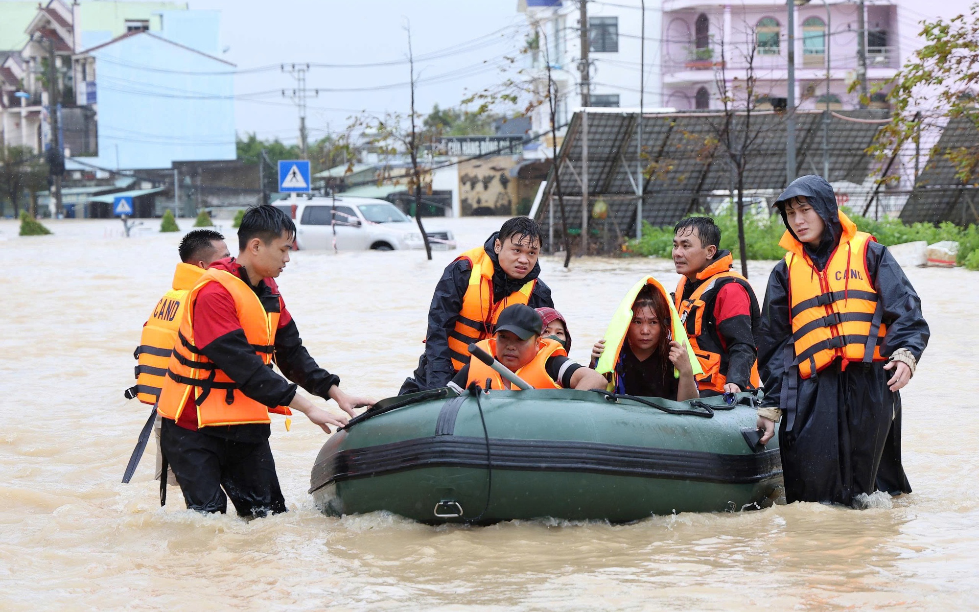 Ấm l&ograve;ng t&igrave;nh qu&acirc;n d&acirc;n sẻ chia với người d&acirc;n Gia Lai giữa m&ugrave;a lũ dữ