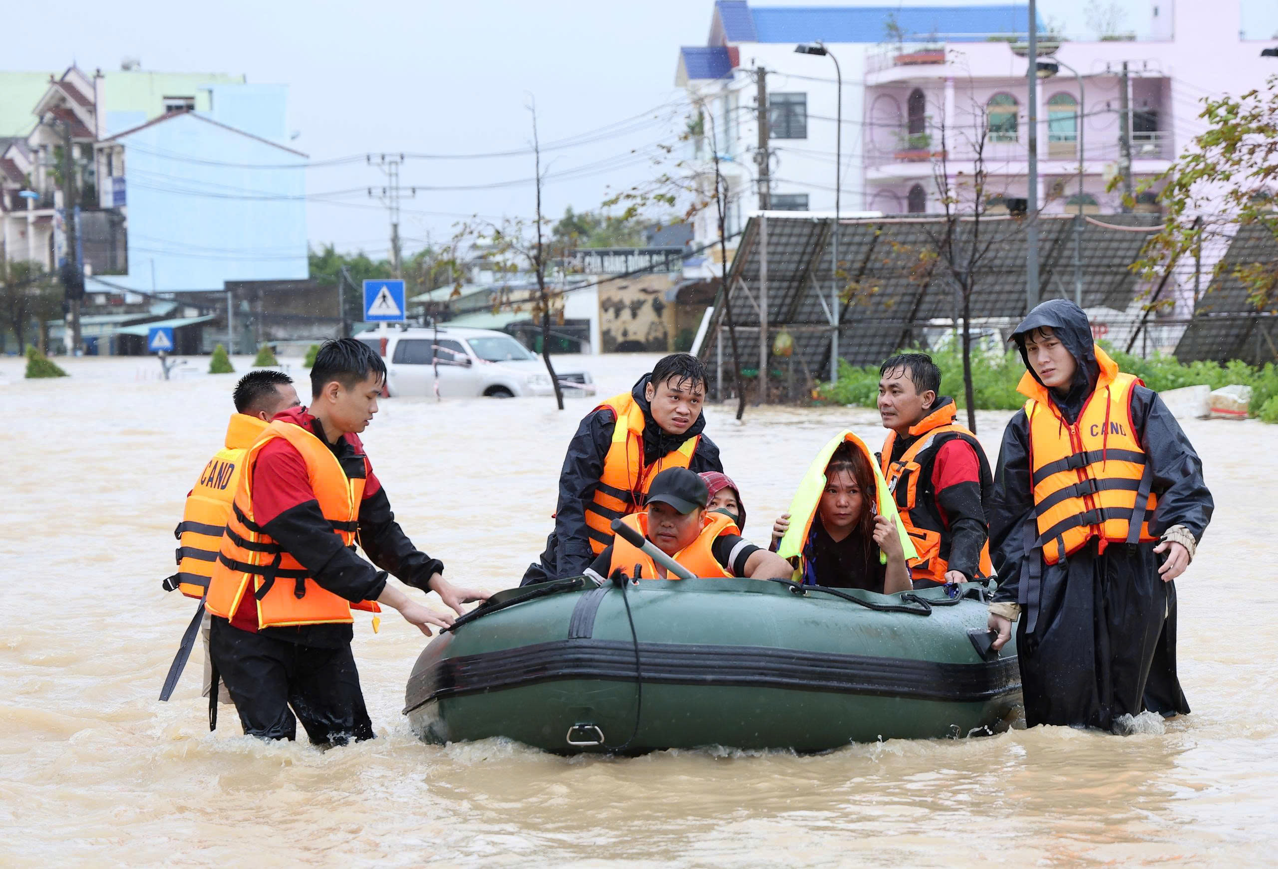 Ấm l&ograve;ng t&igrave;nh qu&acirc;n d&acirc;n sẻ chia với người d&acirc;n Gia Lai giữa m&ugrave;a lũ dữ- Ảnh 11.