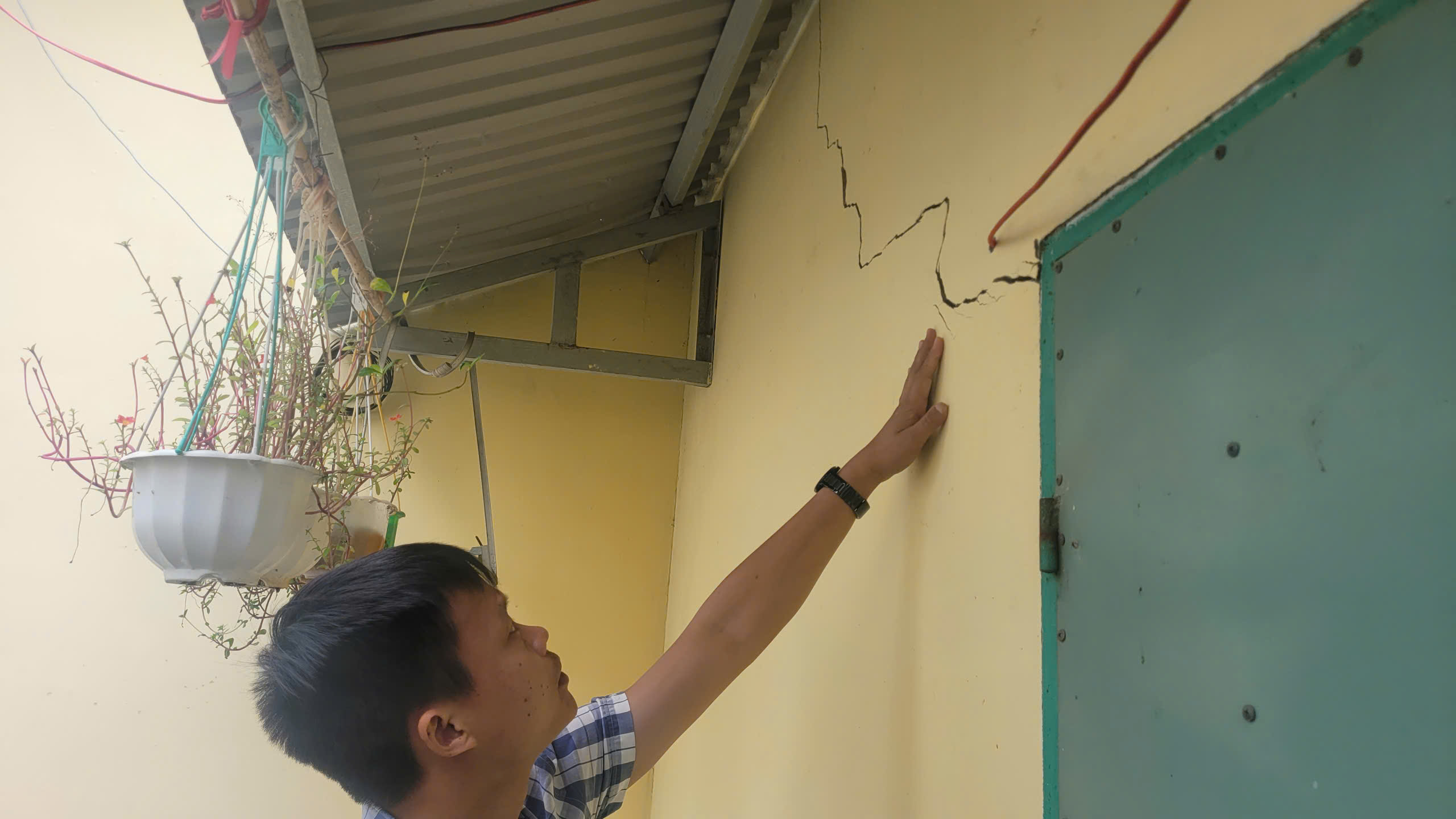 Sau tiếng nổ lớn trong l&ograve;ng đất, h&agrave;ng loạt trụ sở nh&agrave; d&acirc;n ở Gia Lai bị nứt- Ảnh 1.