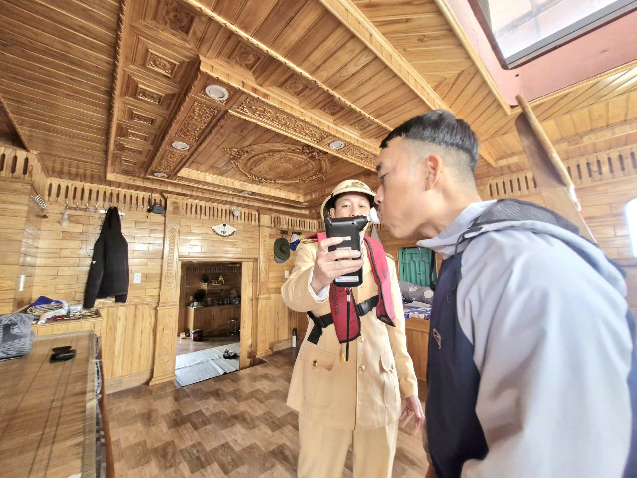 Cảnh s&aacute;t giao th&ocirc;ng đường thủy đồng loạt ra qu&acirc;n, nhiều phương tiện bị xử l&yacute;- Ảnh 8.