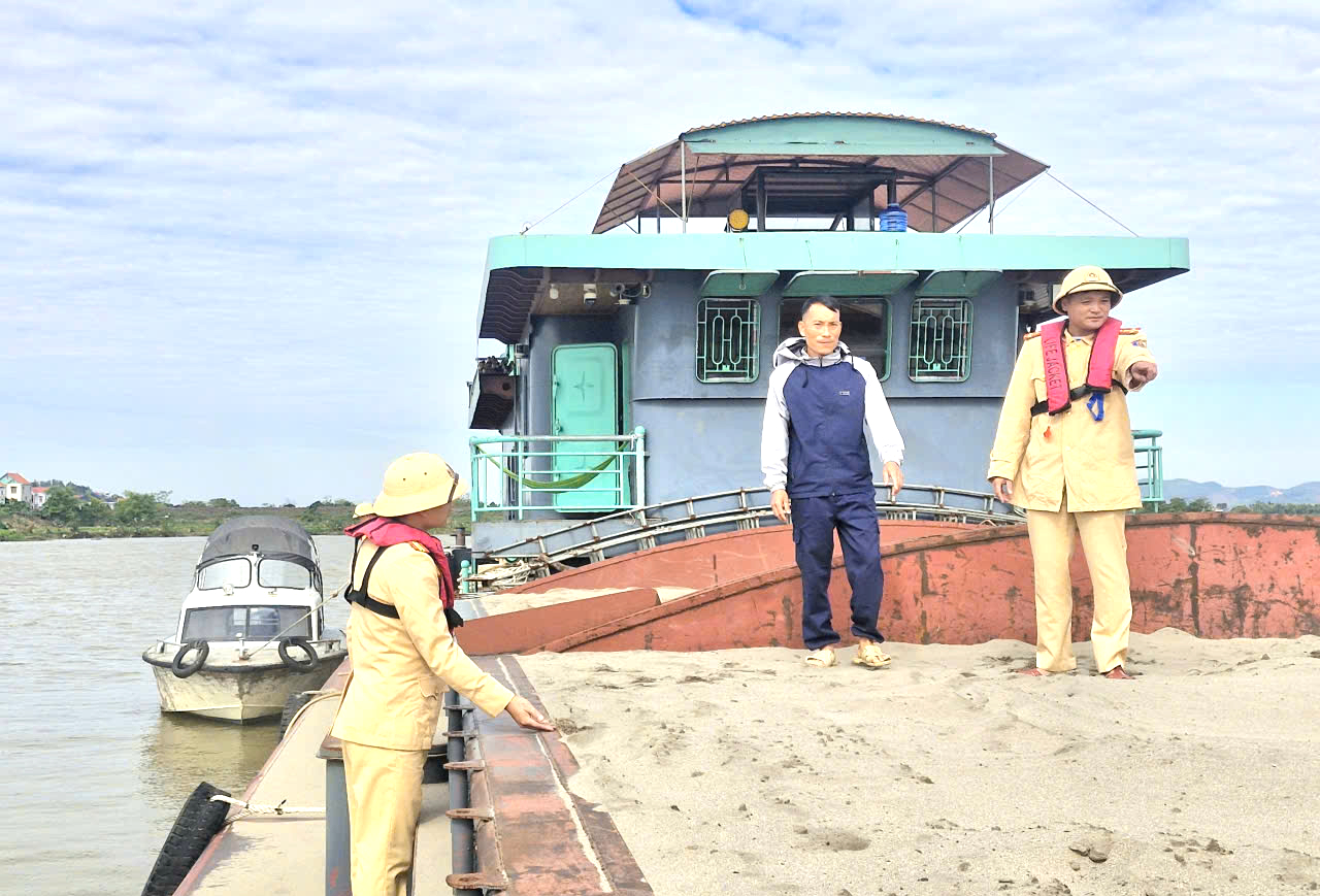 Cảnh s&aacute;t giao th&ocirc;ng đường thủy đồng loạt ra qu&acirc;n, nhiều phương tiện bị xử l&yacute;- Ảnh 2.