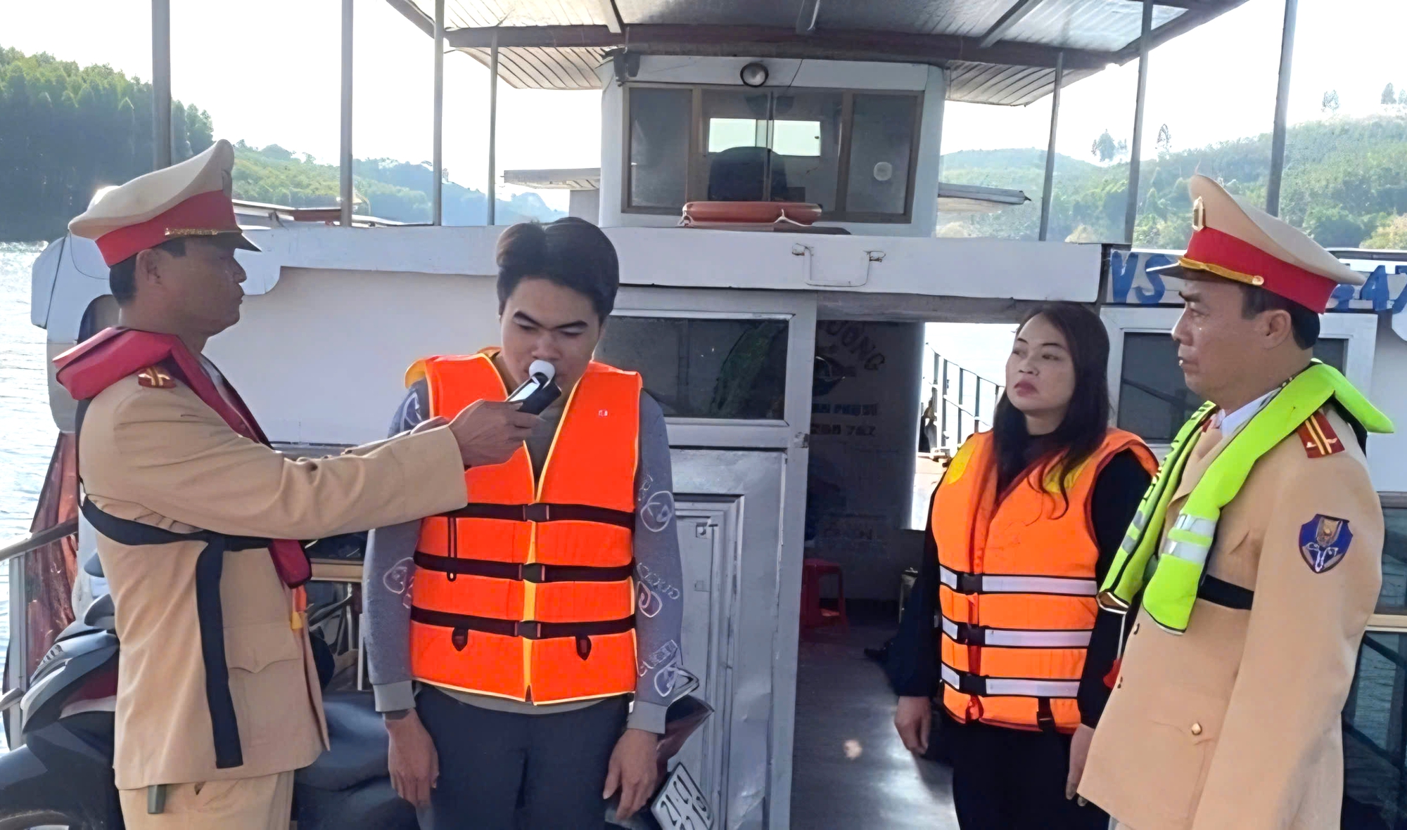 Cảnh s&aacute;t giao th&ocirc;ng đường thủy đồng loạt ra qu&acirc;n, nhiều phương tiện bị xử l&yacute;- Ảnh 7.