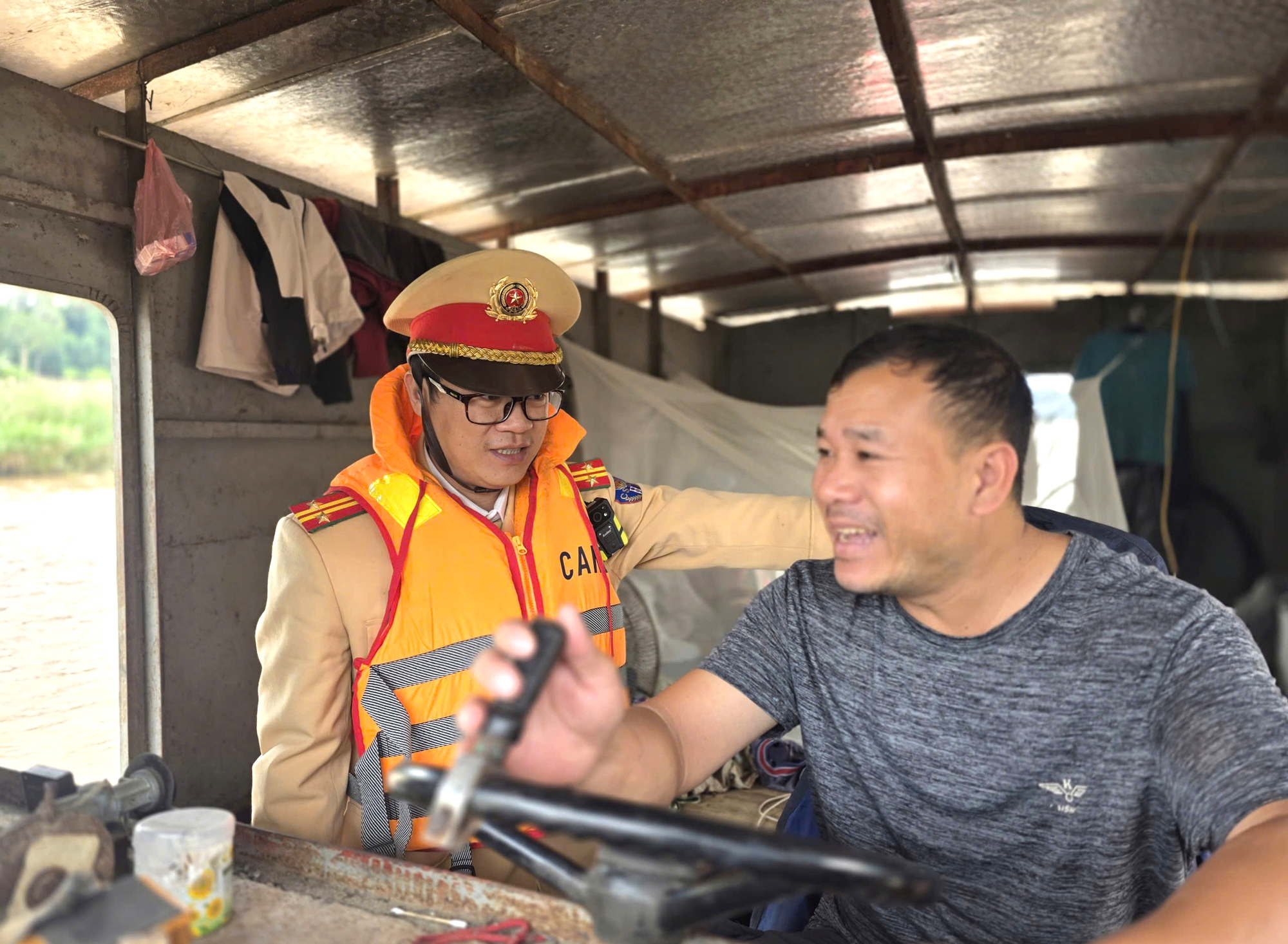 Cảnh s&aacute;t giao th&ocirc;ng đường thủy đồng loạt ra qu&acirc;n, nhiều phương tiện bị xử l&yacute;- Ảnh 6.