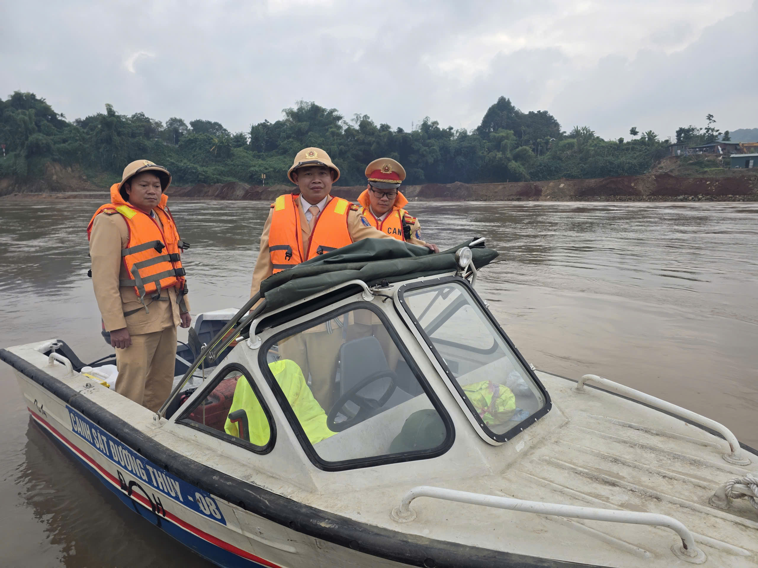 Cảnh s&aacute;t giao th&ocirc;ng đường thủy đồng loạt ra qu&acirc;n, nhiều phương tiện bị xử l&yacute;- Ảnh 16.