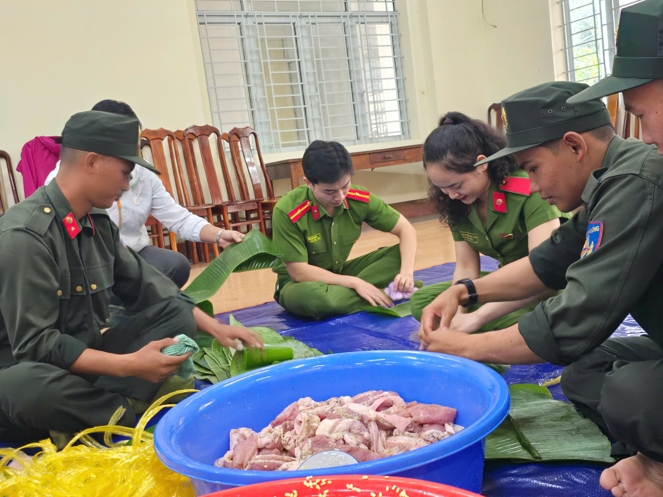 C&ocirc;ng an, bộ đội Đắk Lắk ăn vội m&igrave; t&ocirc;m giữa nước lũ, dầm m&igrave;nh cứu người d&acirc;n- Ảnh 13.