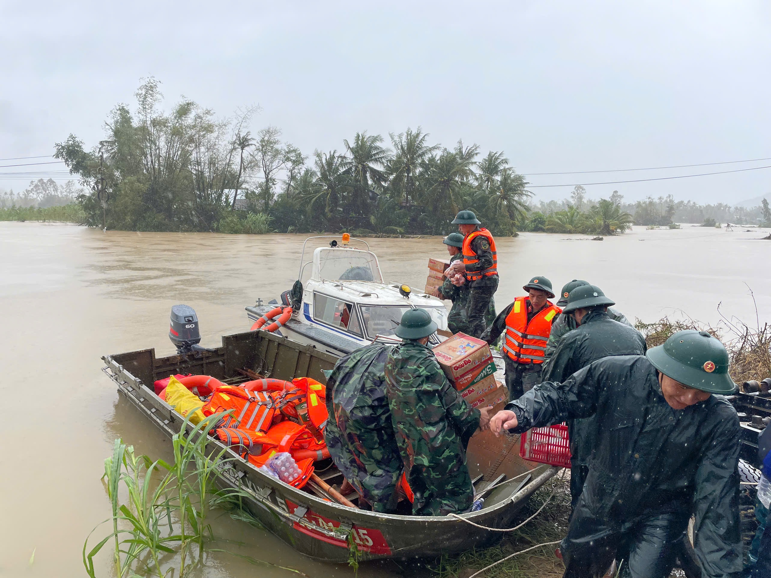 C&ocirc;ng an, bộ đội Đắk Lắk ăn vội m&igrave; t&ocirc;m giữa nước lũ, dầm m&igrave;nh cứu người d&acirc;n- Ảnh 11.