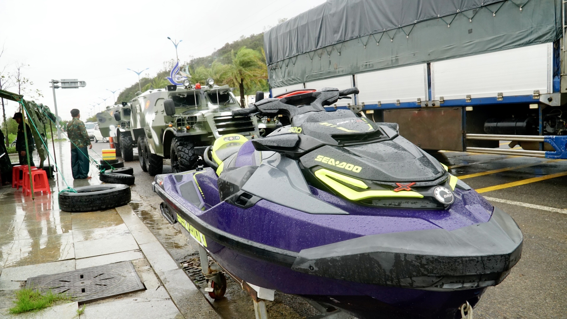 Ấm l&ograve;ng t&igrave;nh qu&acirc;n d&acirc;n sẻ chia với người d&acirc;n Gia Lai giữa m&ugrave;a lũ dữ- Ảnh 6.