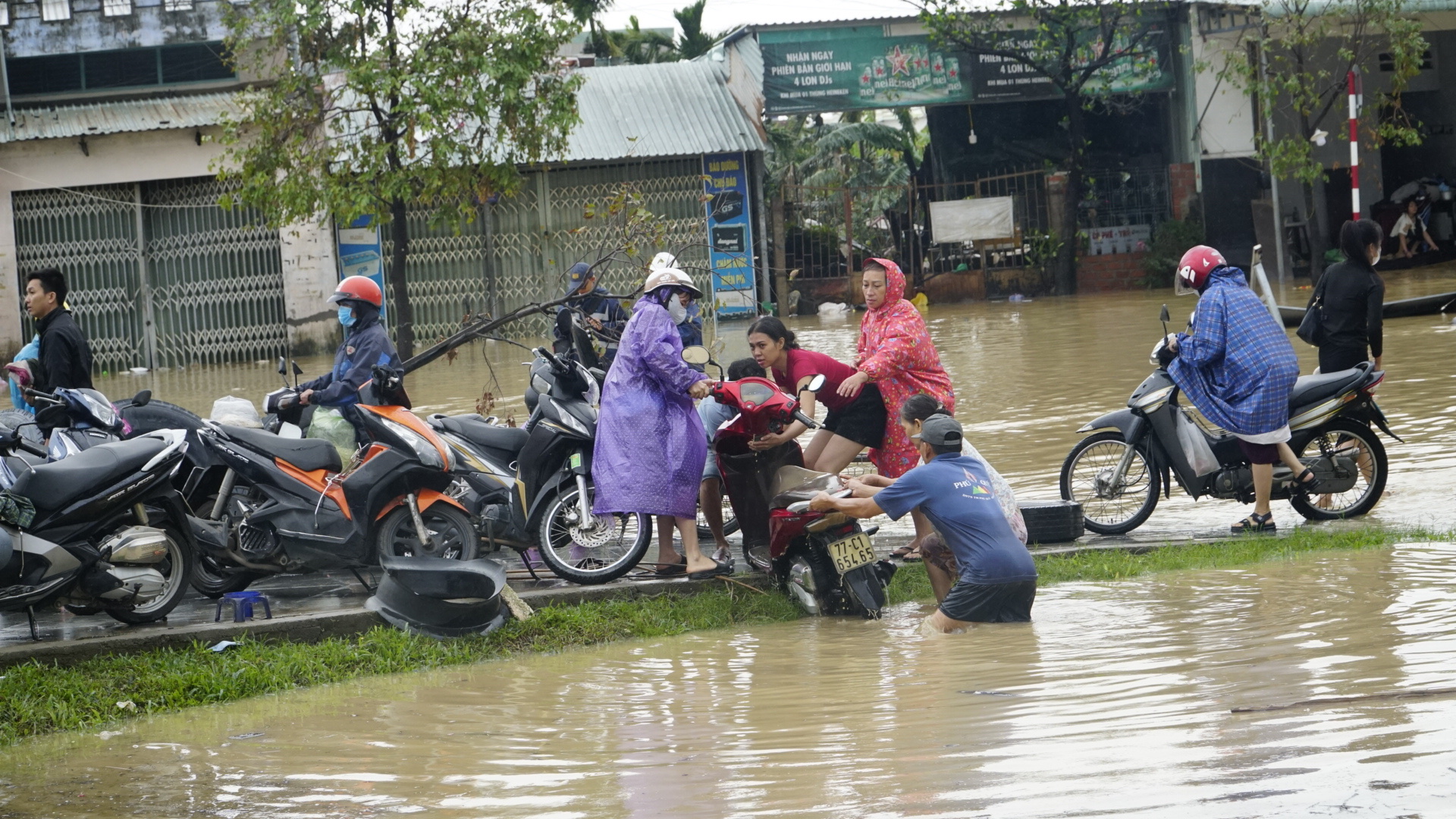 Ấm l&ograve;ng t&igrave;nh qu&acirc;n d&acirc;n sẻ chia với người d&acirc;n Gia Lai giữa m&ugrave;a lũ dữ- Ảnh 13.